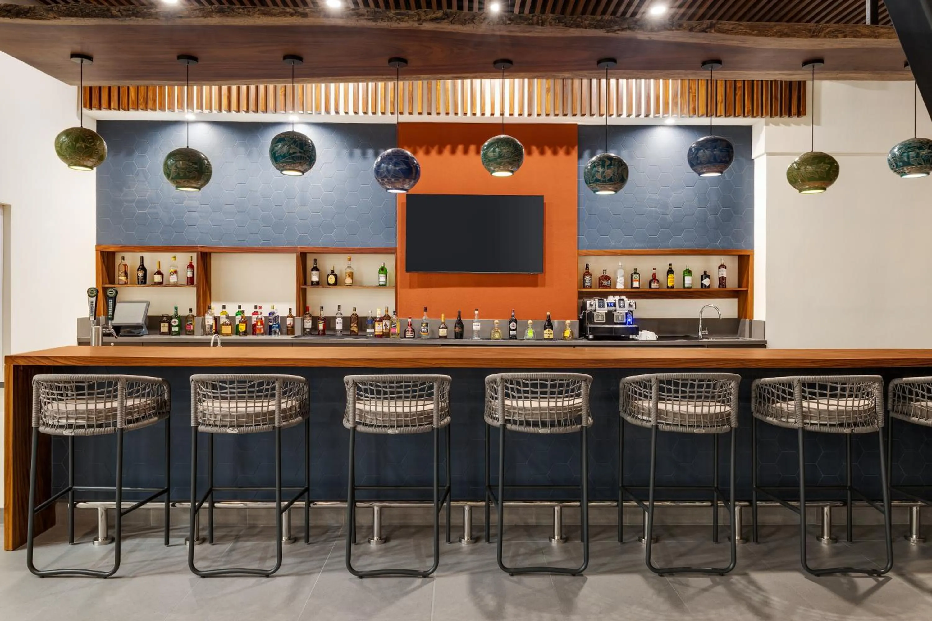 Lounge or bar in Hampton By Hilton Guanacaste Airport