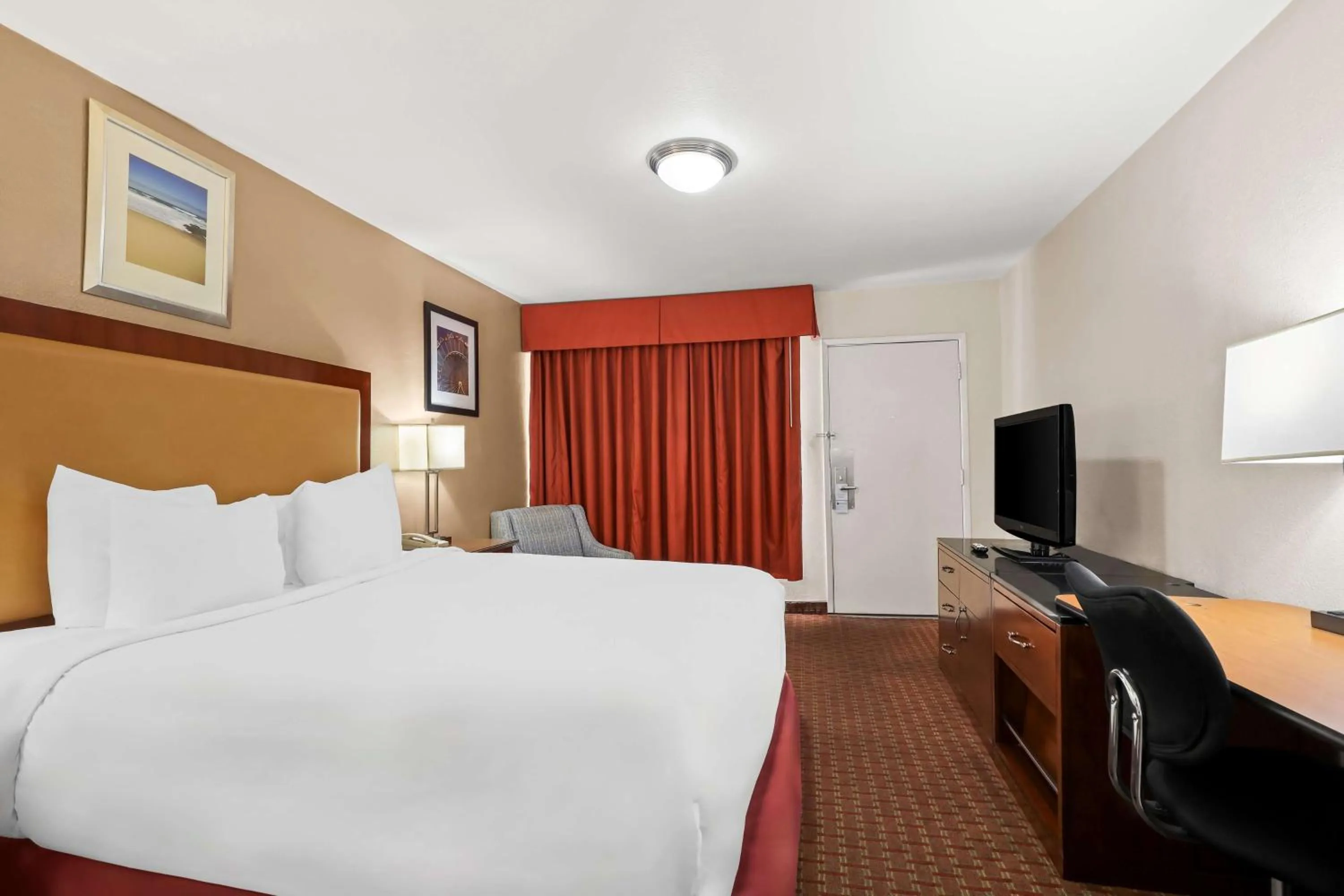 Bedroom in SureStay Hotel by Best Western Blythe