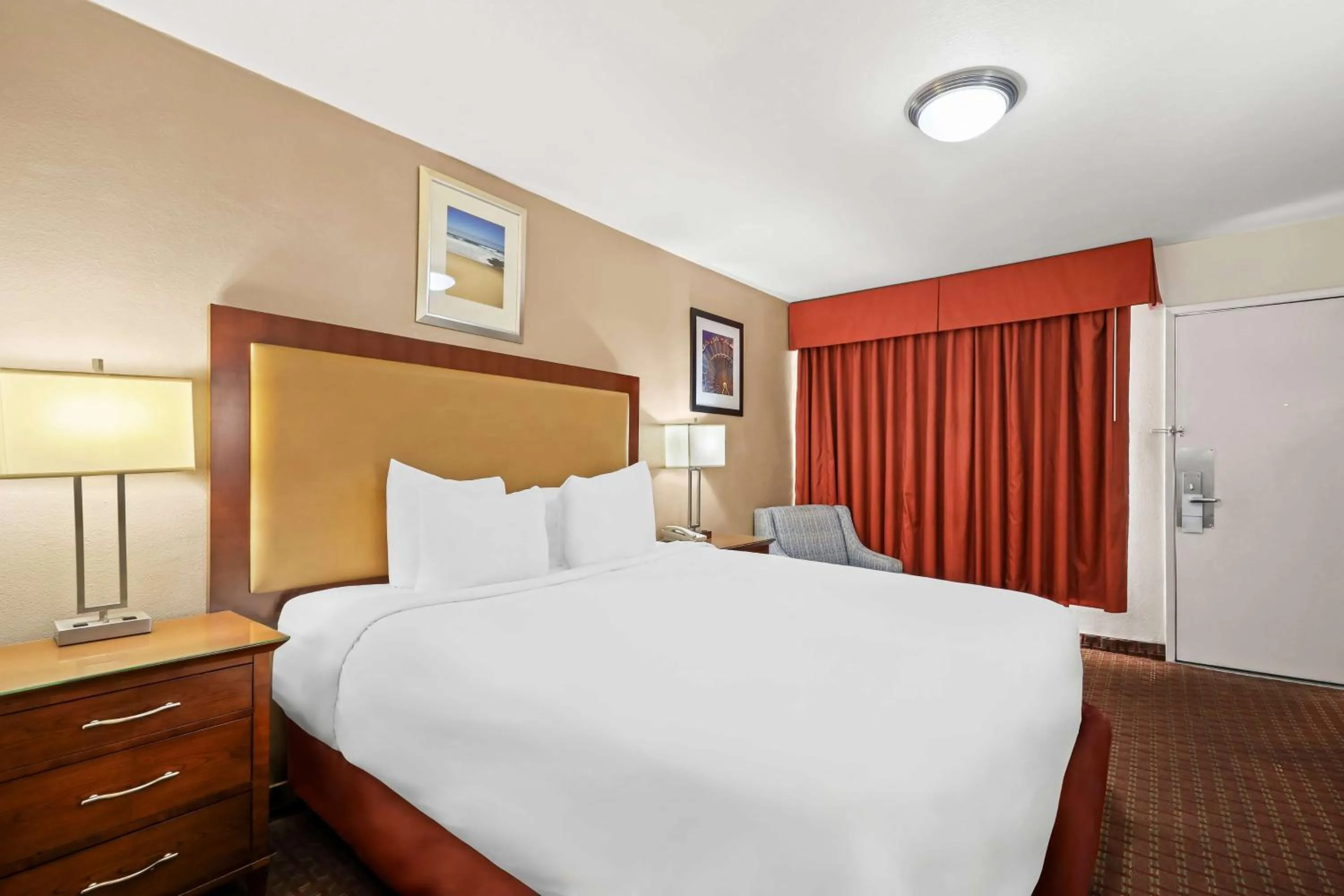 Bedroom in SureStay Hotel by Best Western Blythe