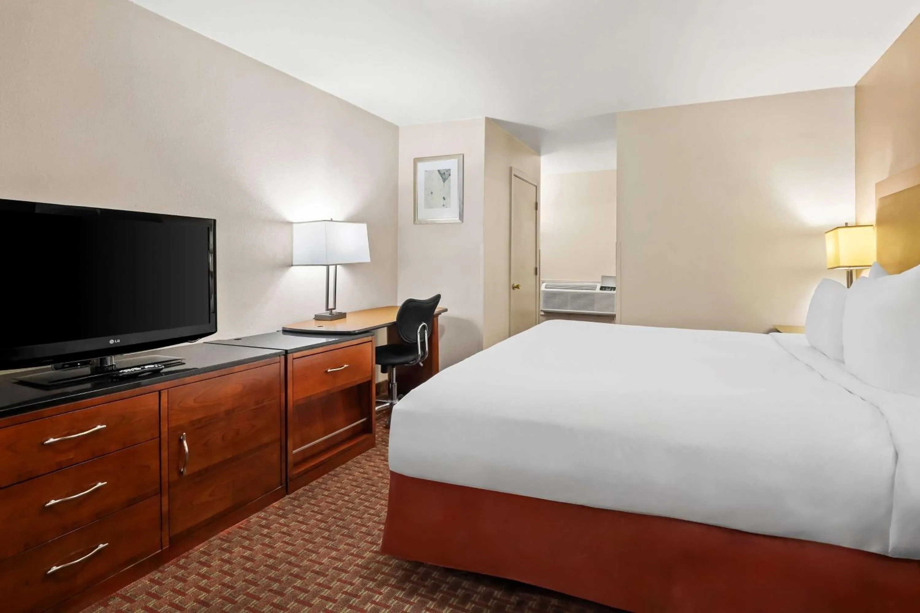 Bedroom in SureStay Hotel by Best Western Blythe