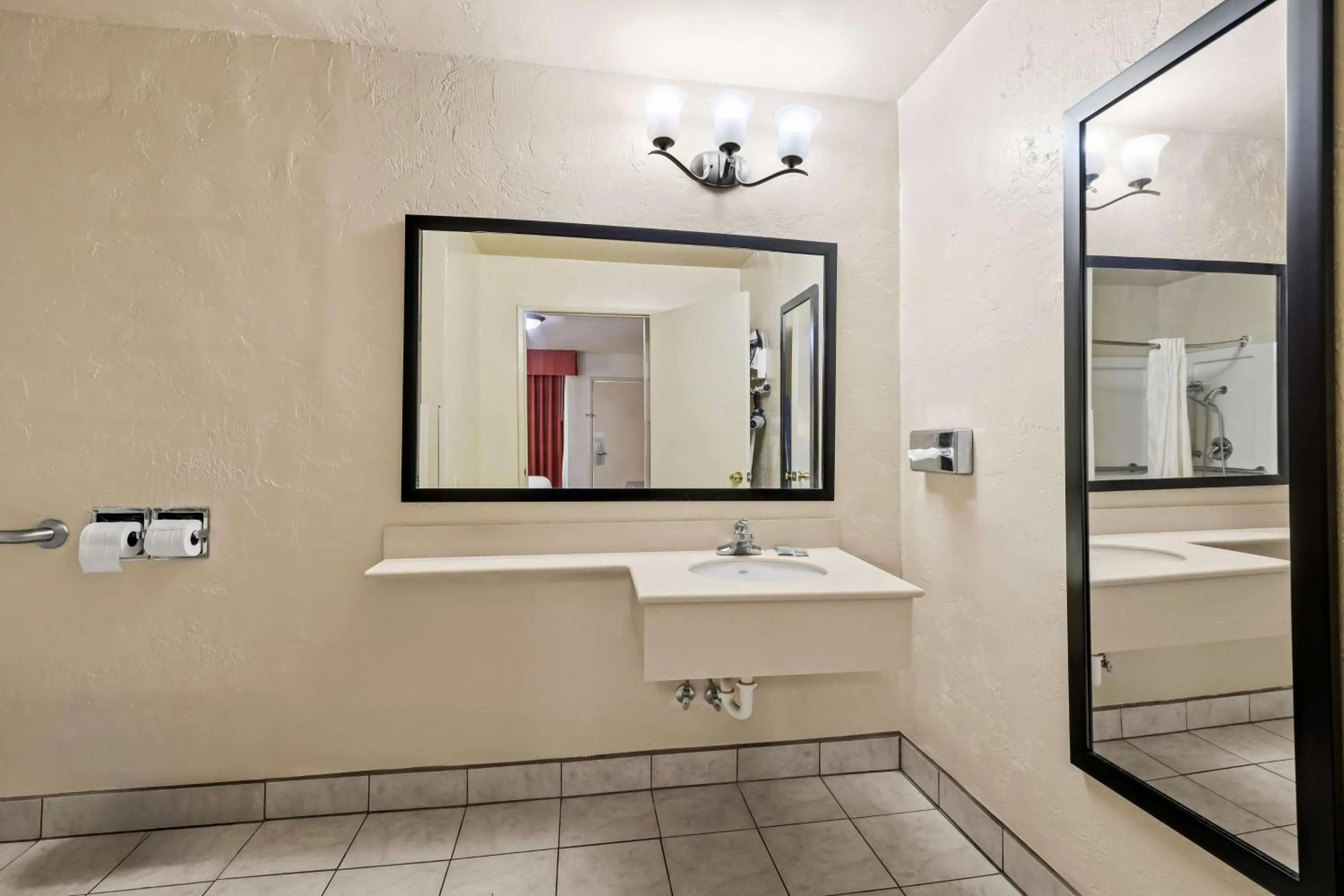 Bathroom in SureStay Hotel by Best Western Blythe