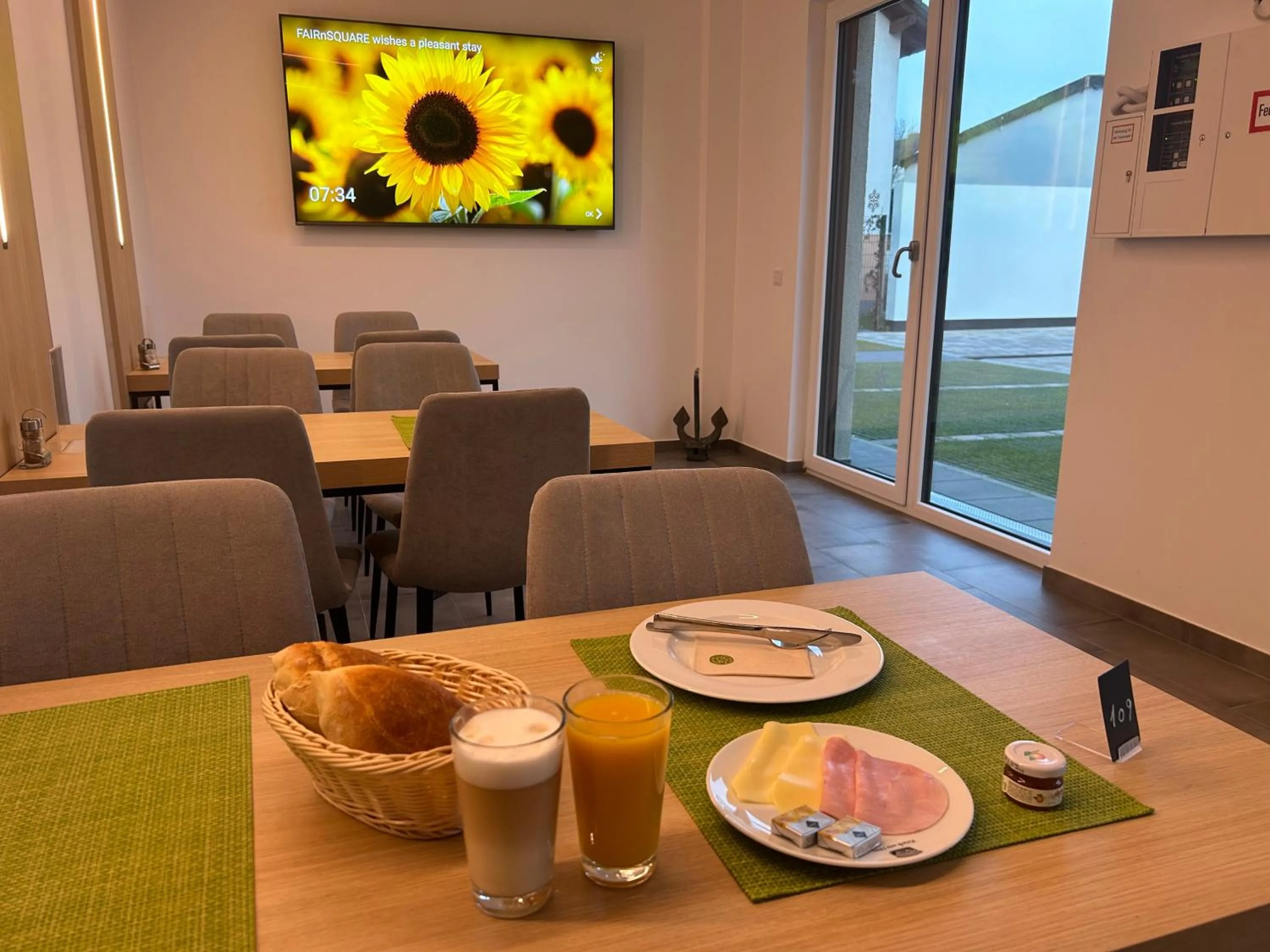 Food and drinks in Fair n Square Hotel 24 Stunden Self-Check In