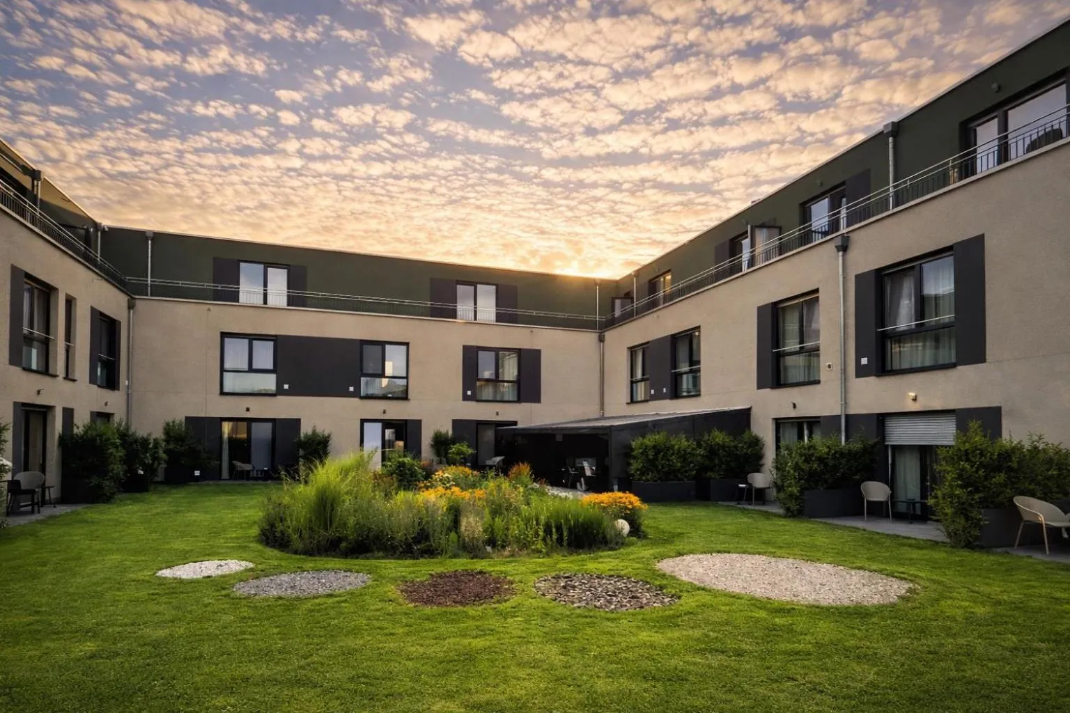 Property building in Fair n Square Hotel 24 Stunden Self-Check In