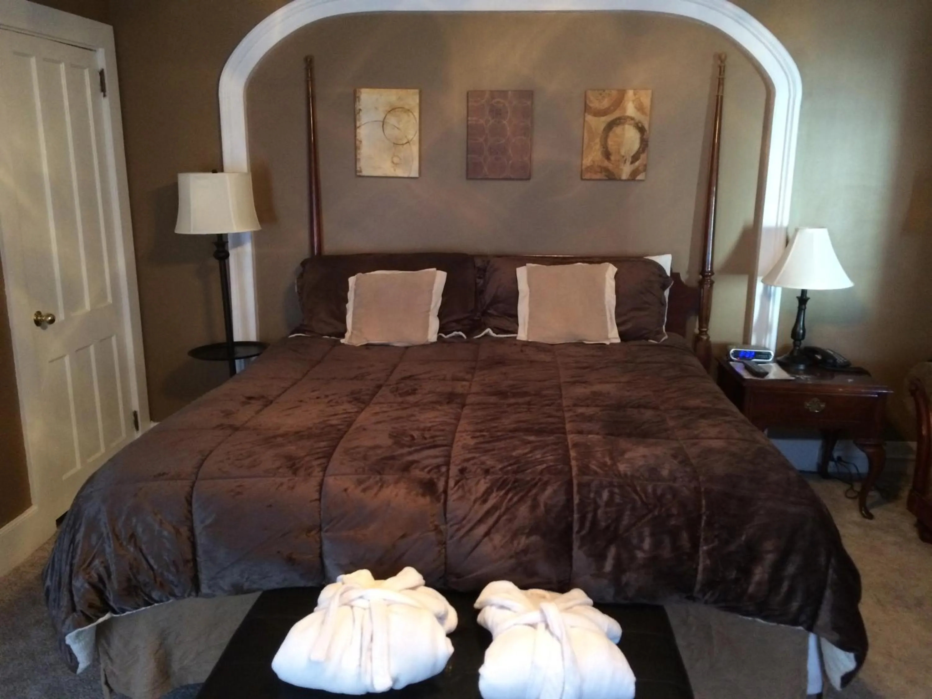 Bed in The Tunnicliff Inn