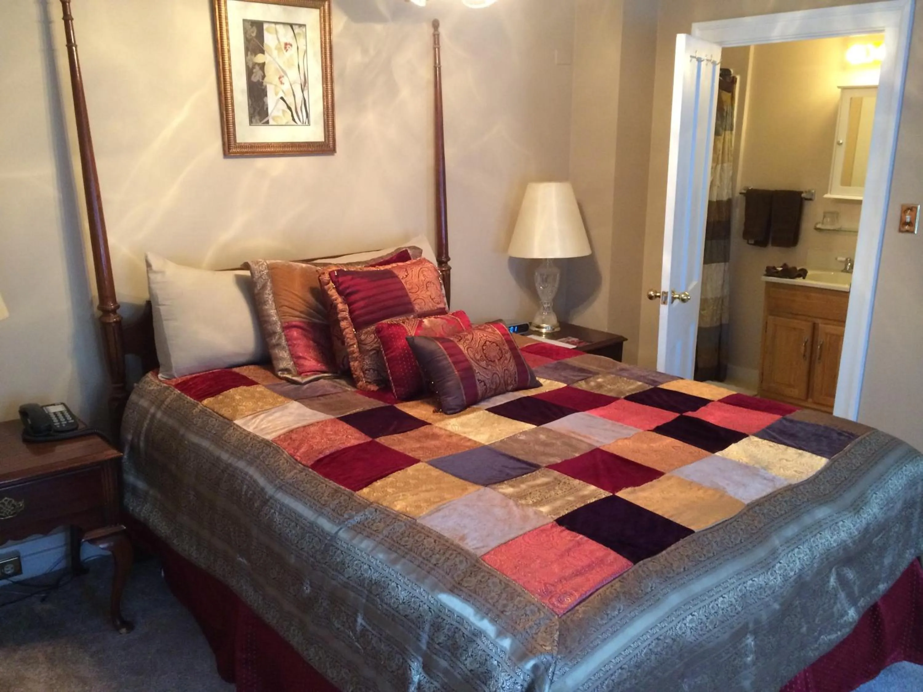 Bed in The Tunnicliff Inn