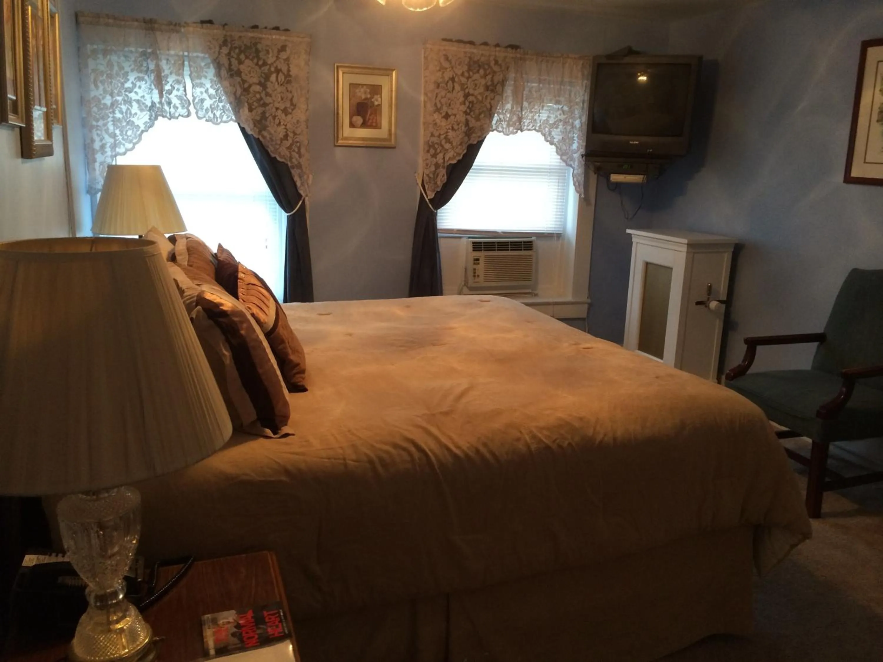 Bed in The Tunnicliff Inn