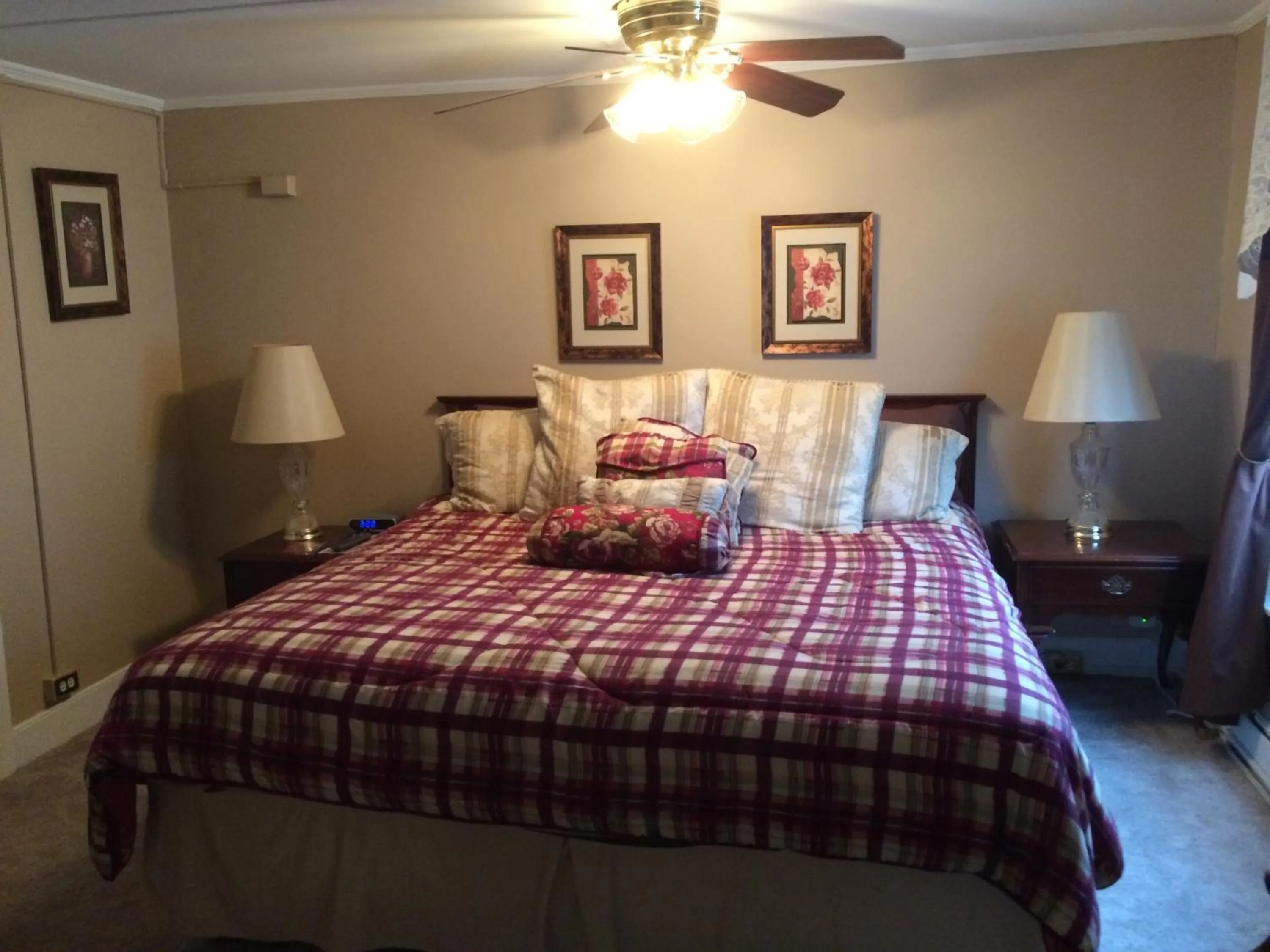 Bed in The Tunnicliff Inn