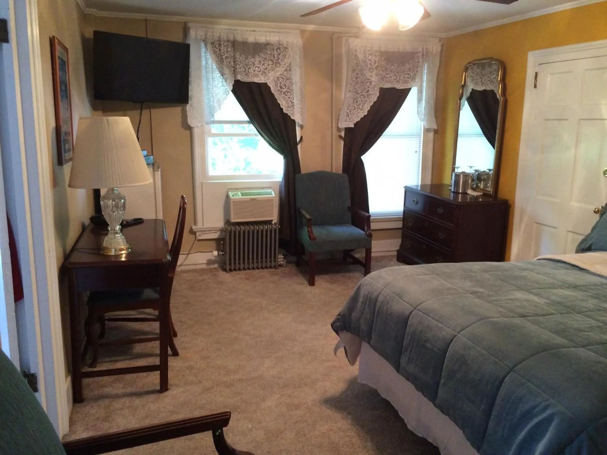 TV and multimedia, Bed in The Tunnicliff Inn