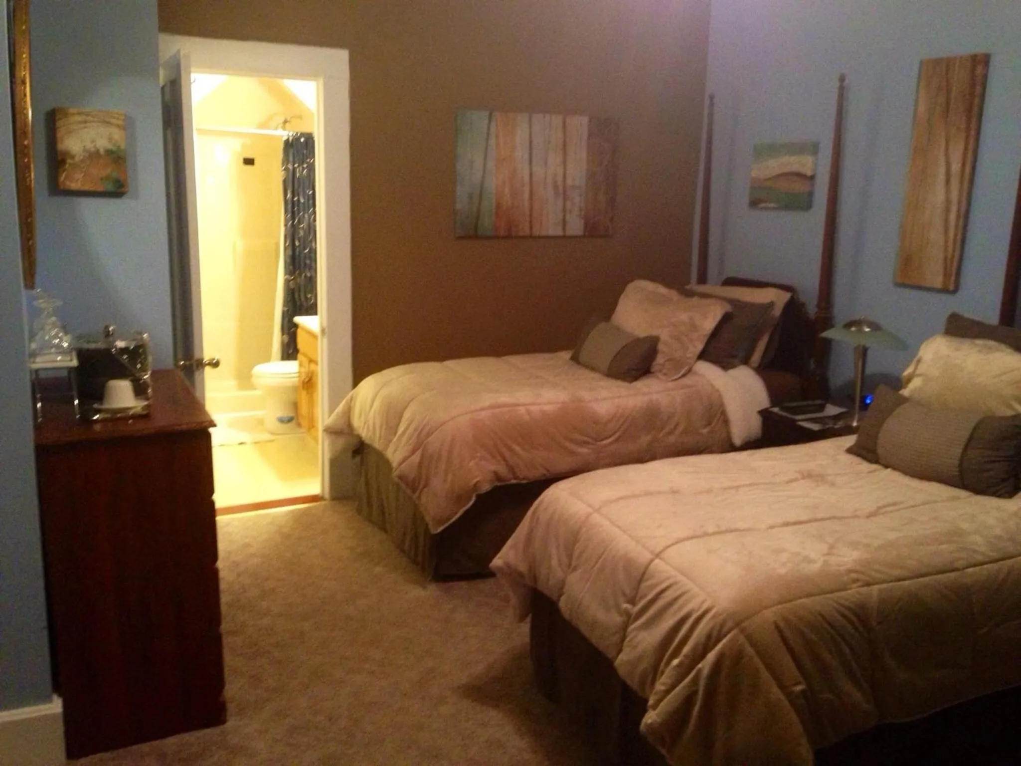 Bed in The Tunnicliff Inn