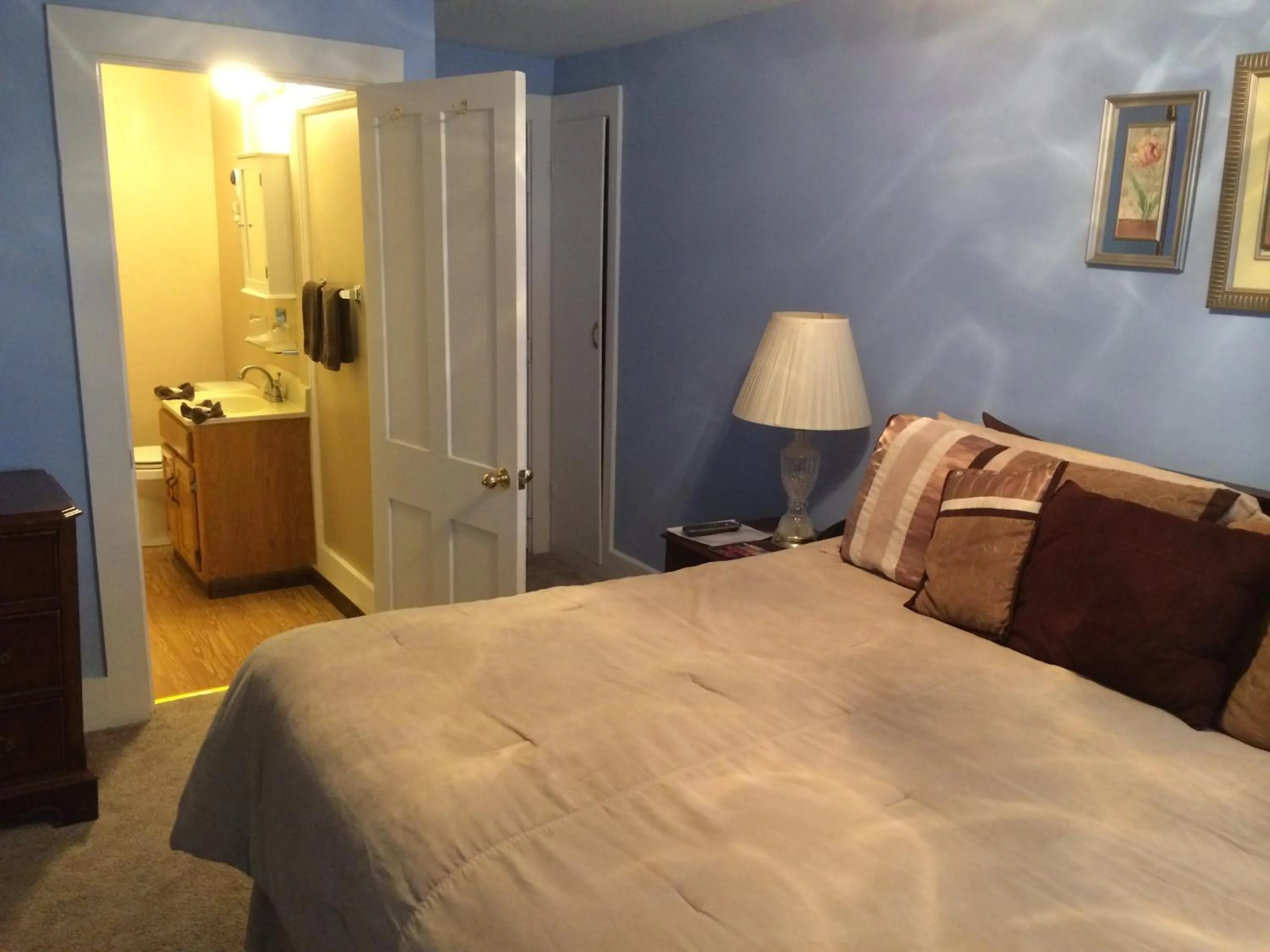 Photo of the whole room, Bed in The Tunnicliff Inn