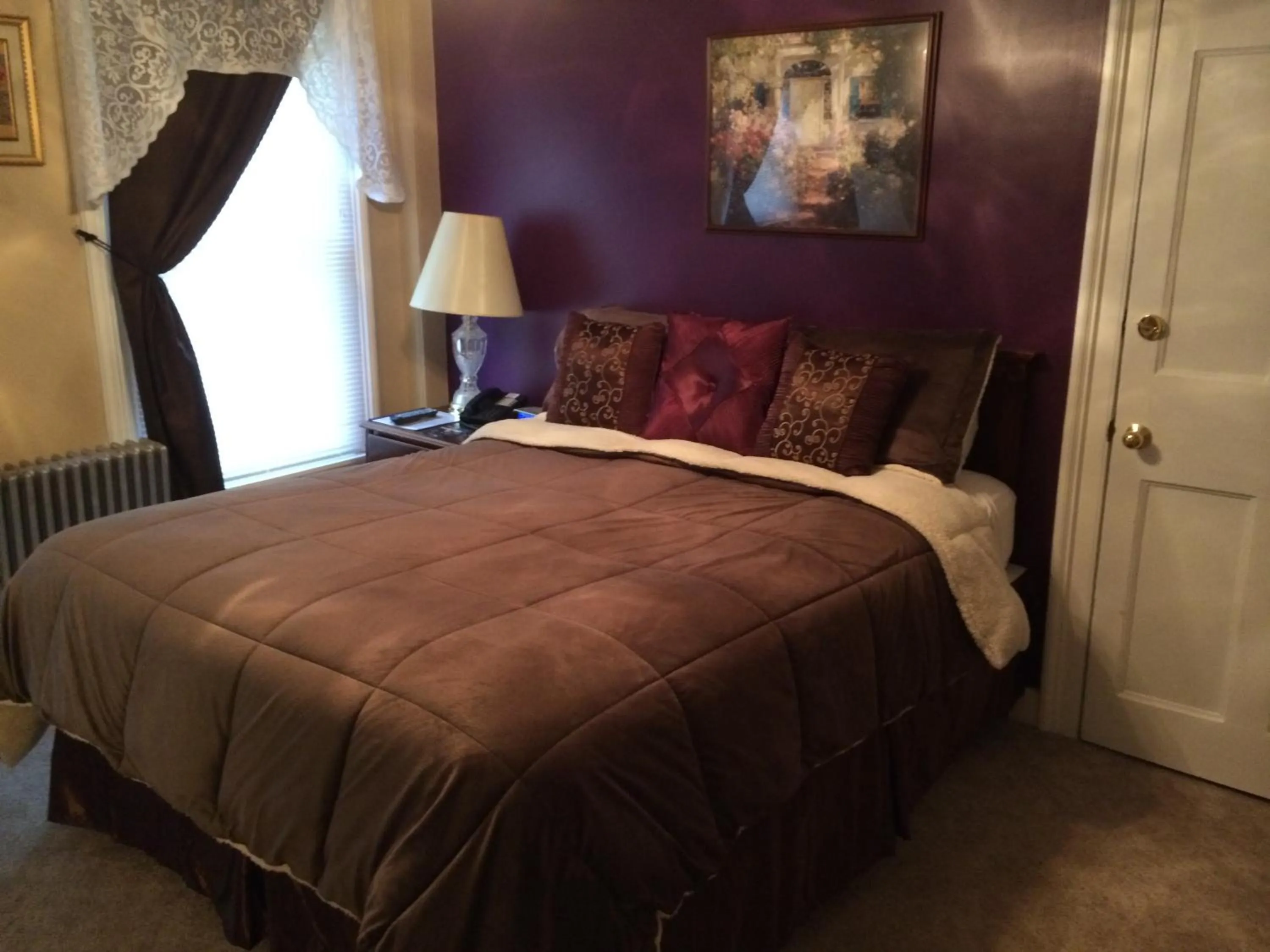 Day, Bed in The Tunnicliff Inn