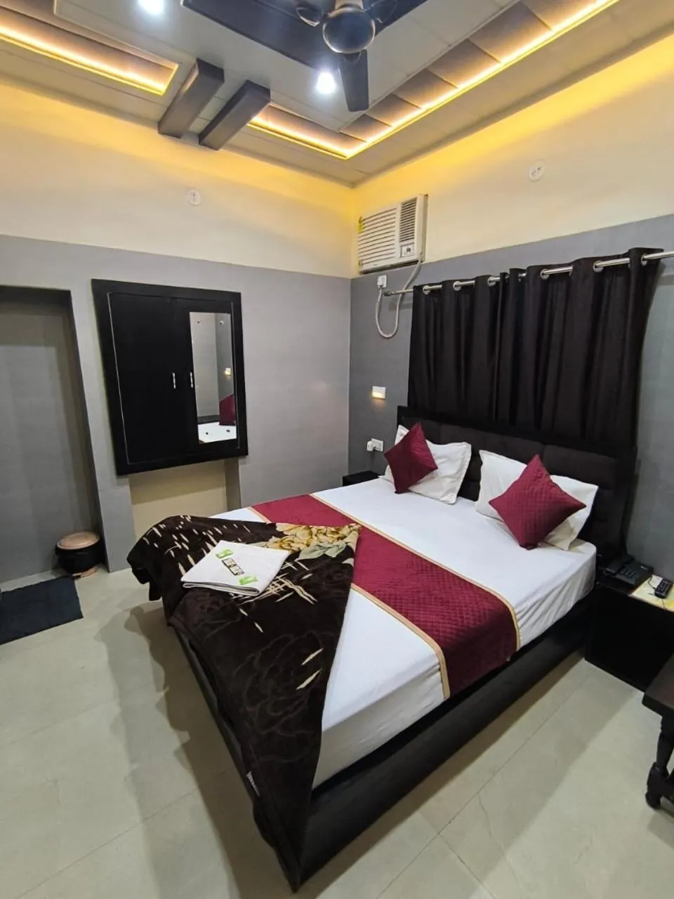 Photo of the whole room, Bed in Hotel Goyal Palace