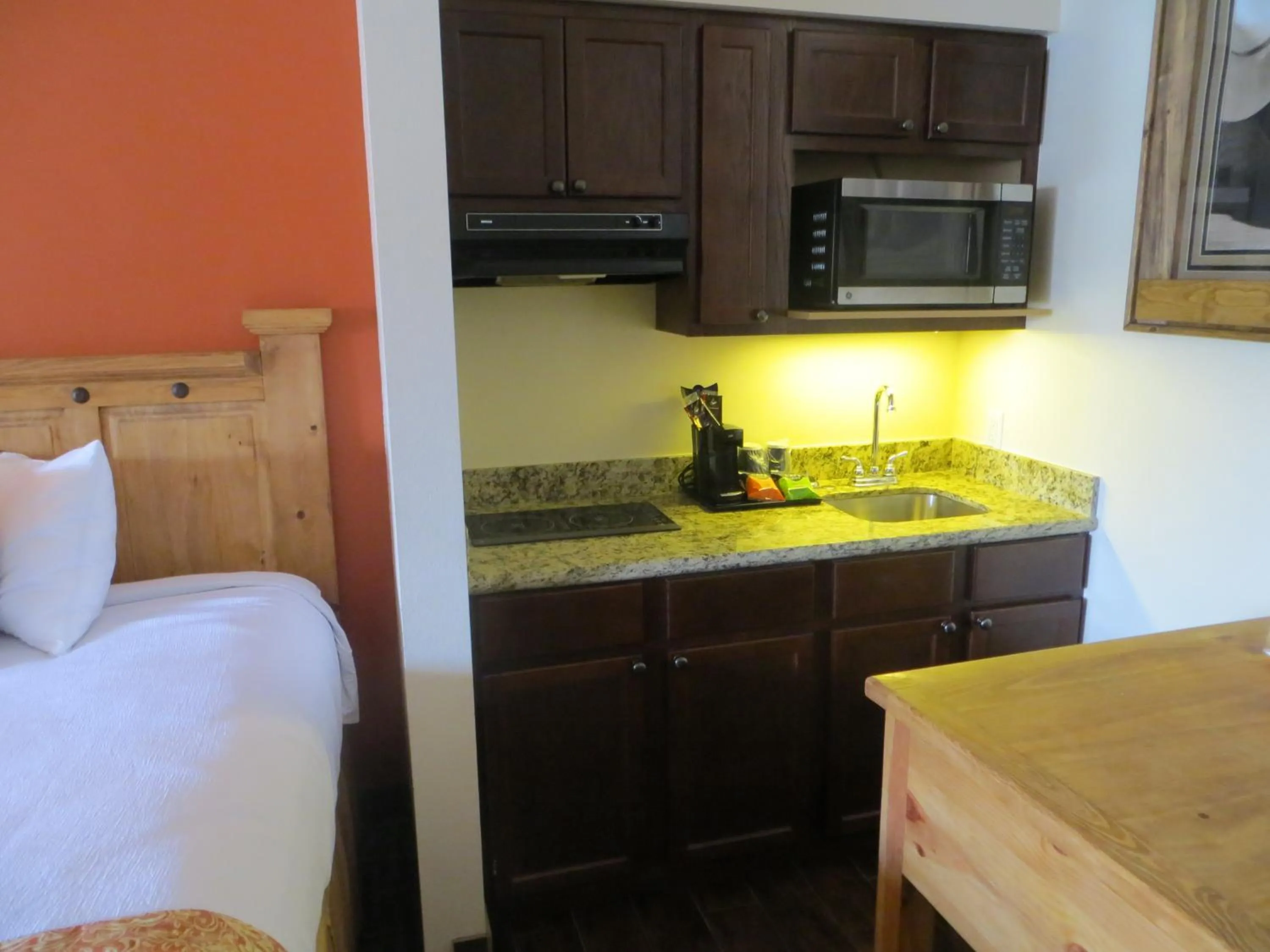 Kitchen or kitchenette, Bed in Hotel Texas Cuero