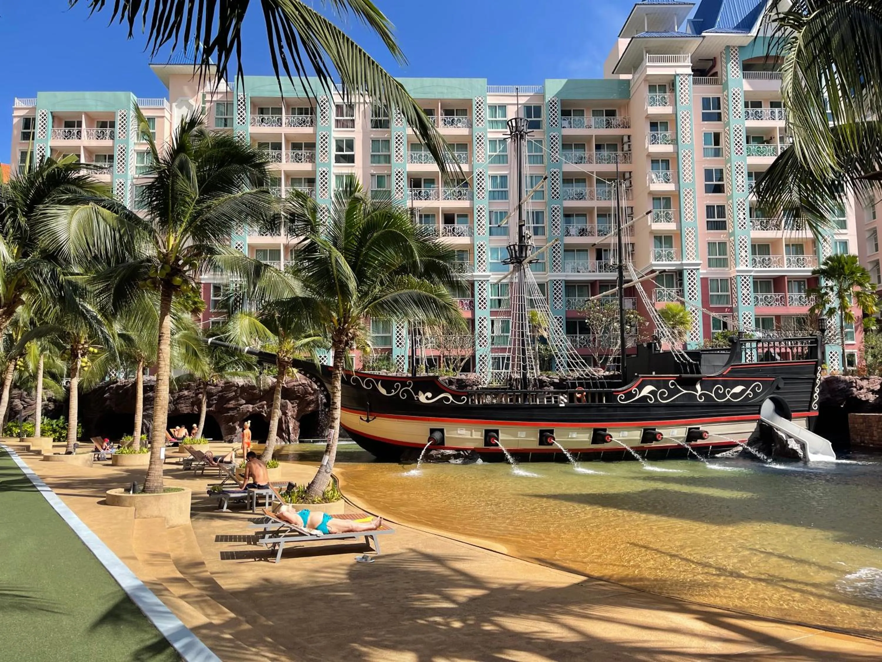 Swimming pool in Grande Caribbean Condo Resort