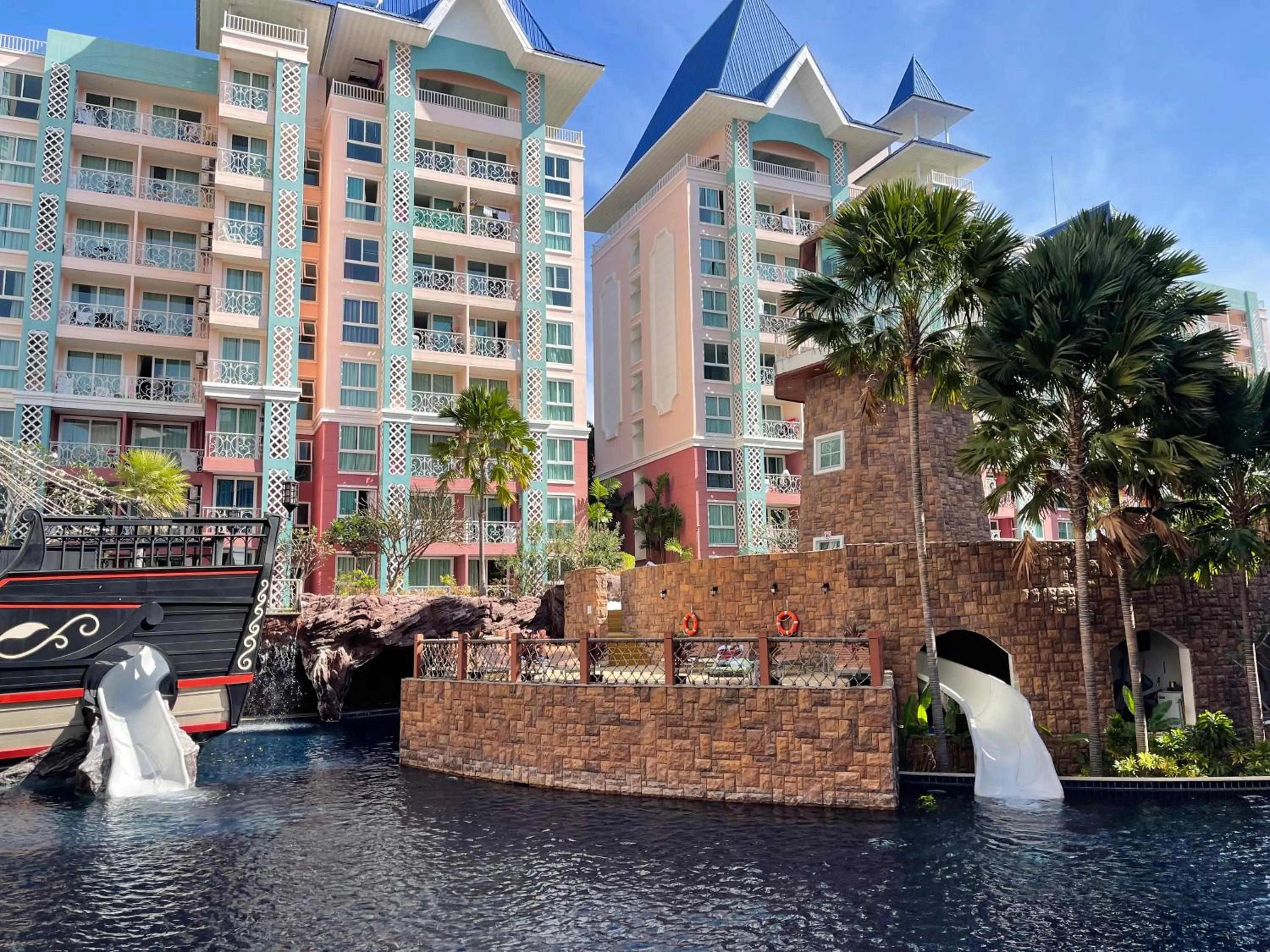 Swimming pool in Grande Caribbean Condo Resort