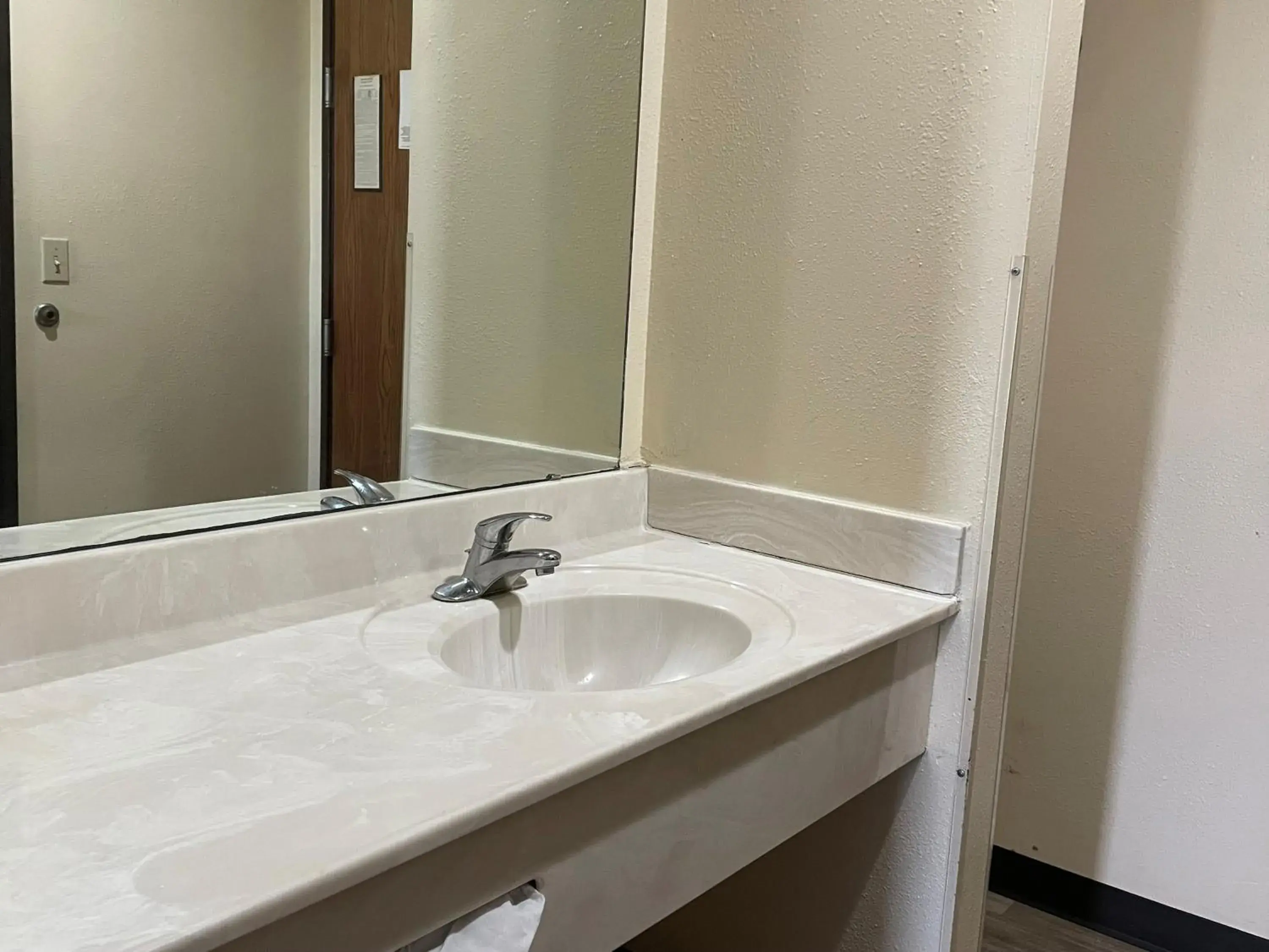 King Room - Smoking in Super 8 by Wyndham Pevely King Room - Smoking in Super 8 by Wyndham Pevely