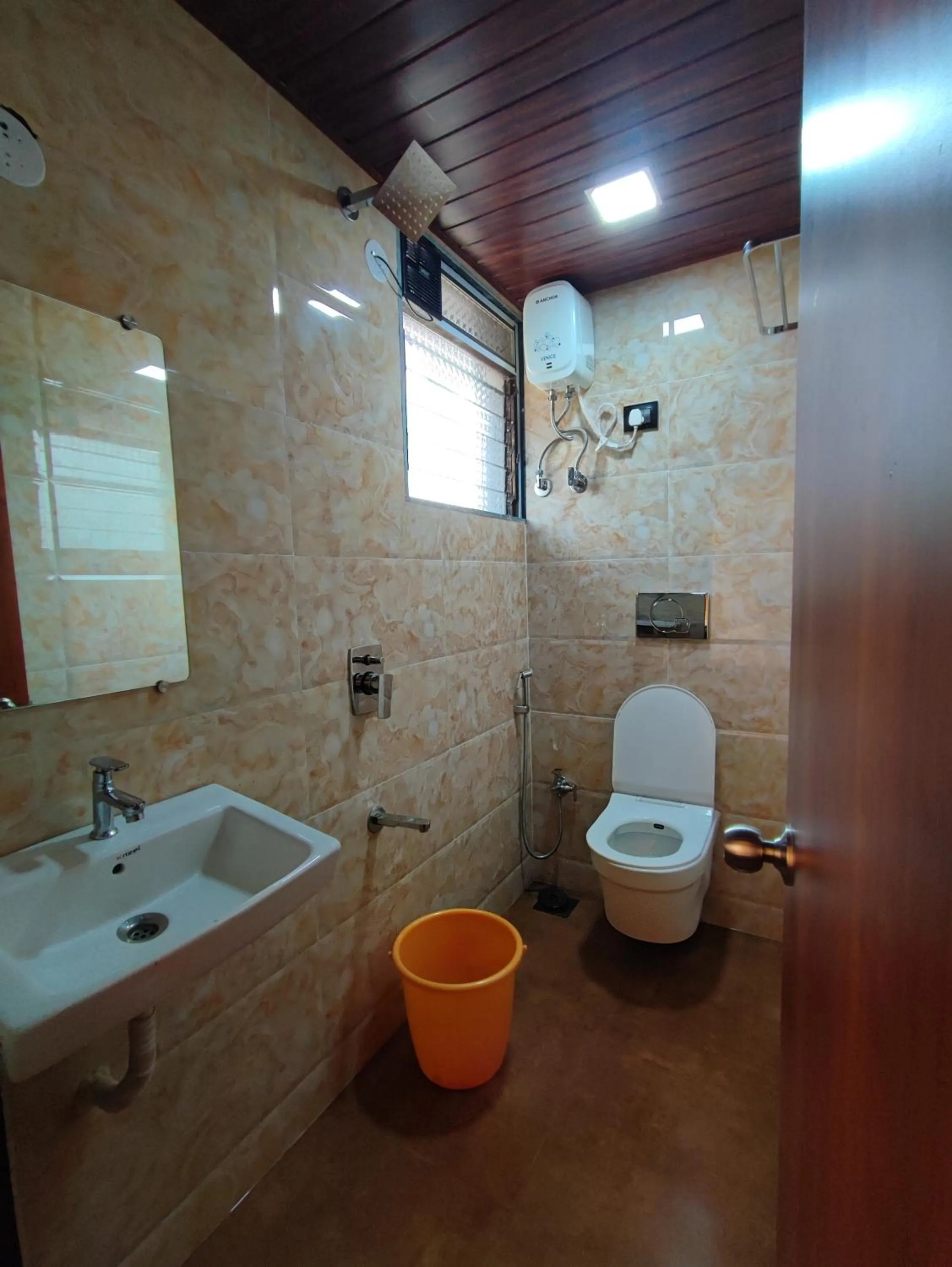 Shower in Hotel Starlit