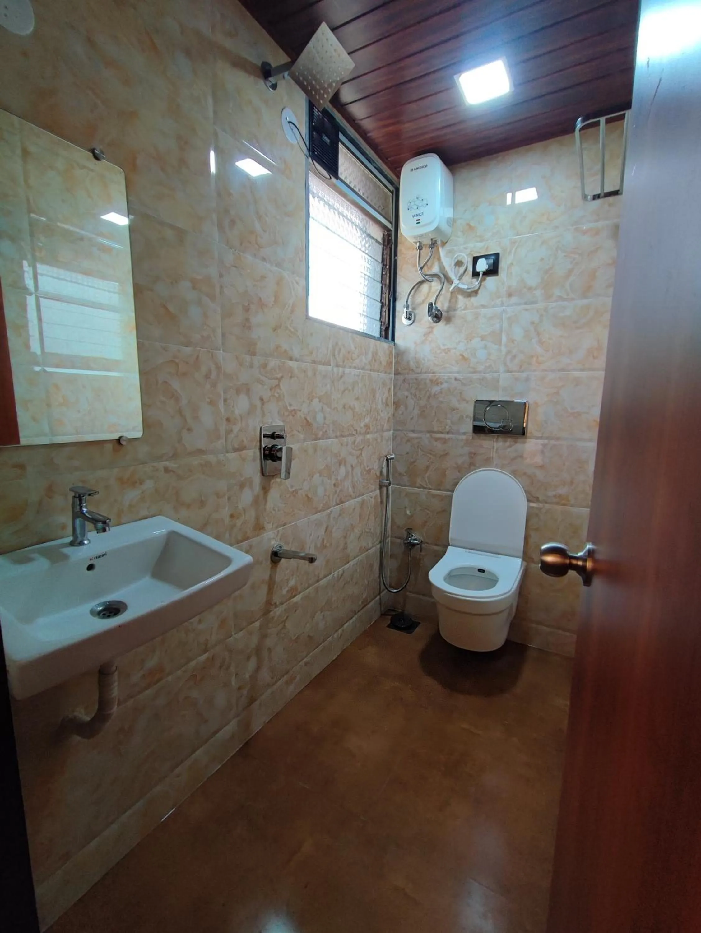 Shower in Hotel Starlit