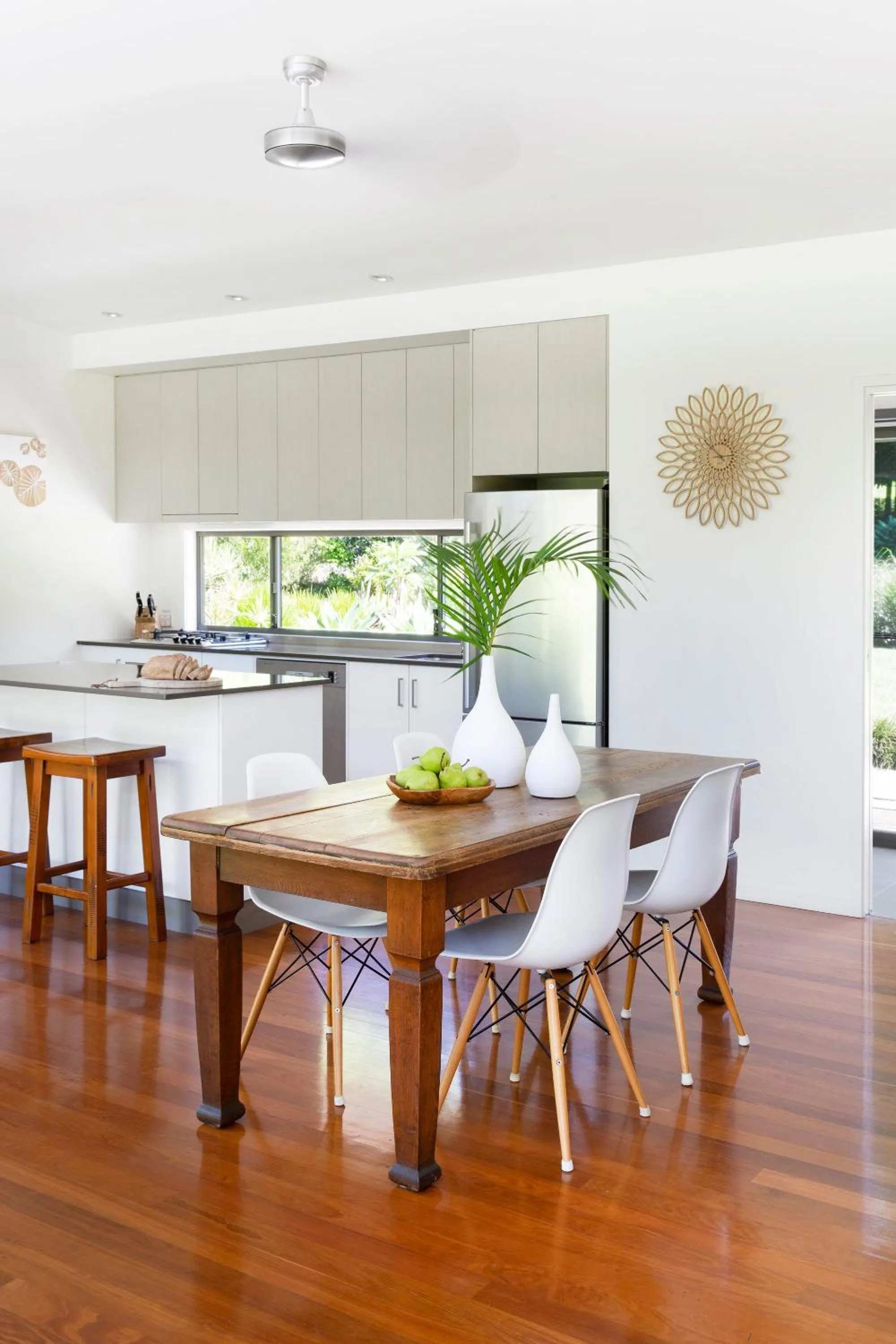 Dining area in Lily Pad at Byron Bay
