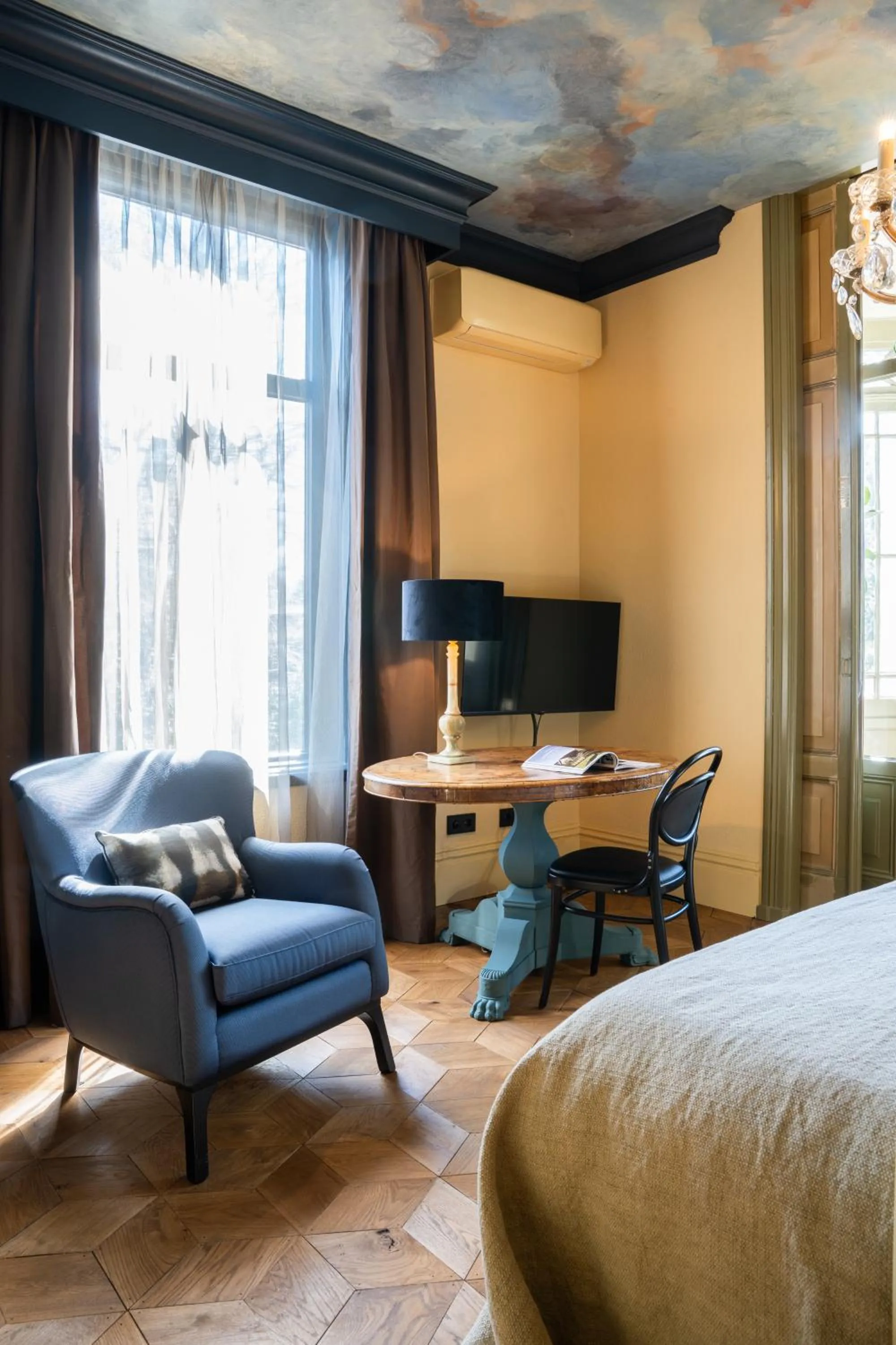 Seating area, Bed in Boutique hotel Villa Trompenberg