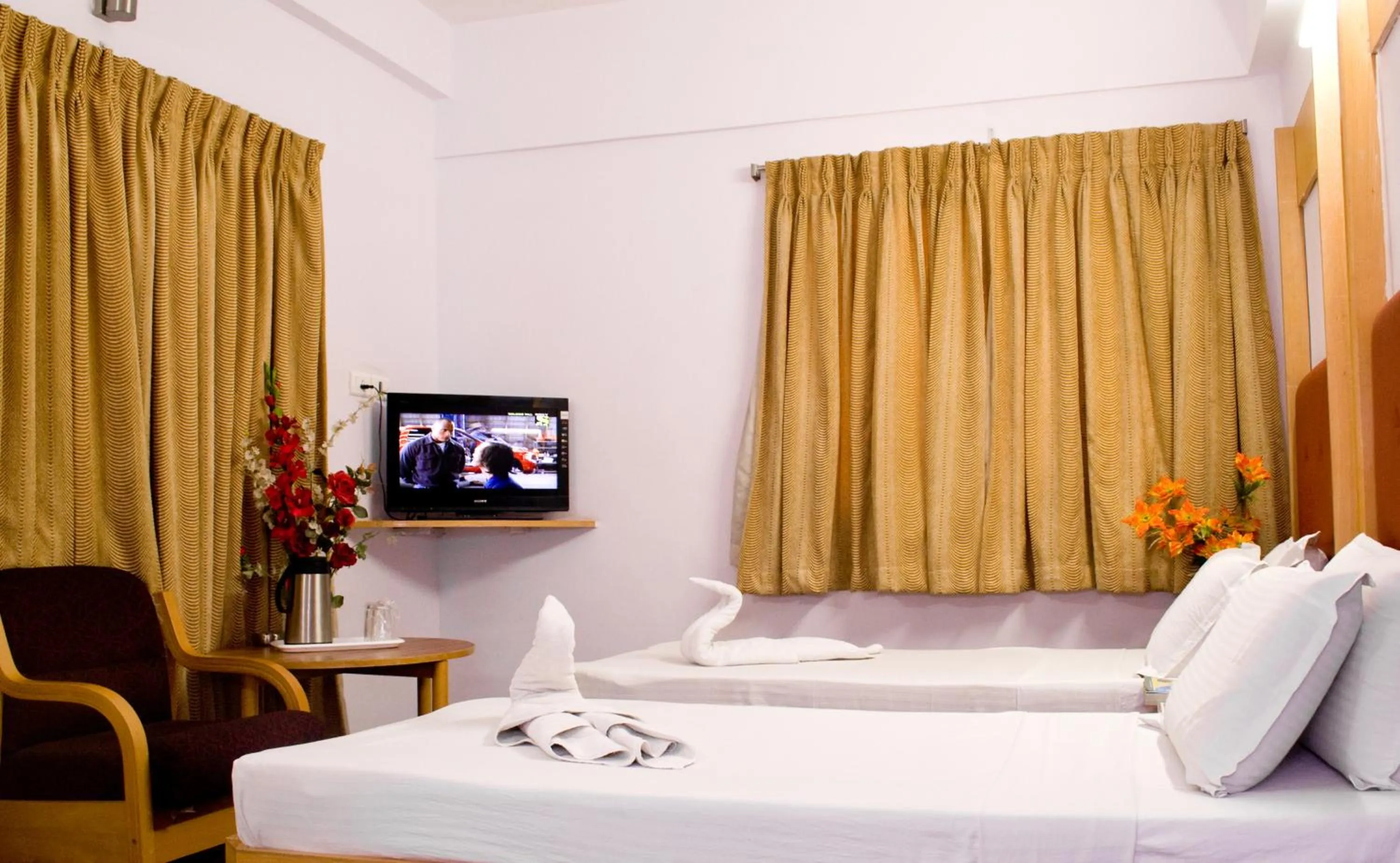 Bed, TV/Entertainment Center in Hotel Rajadhane Madurai