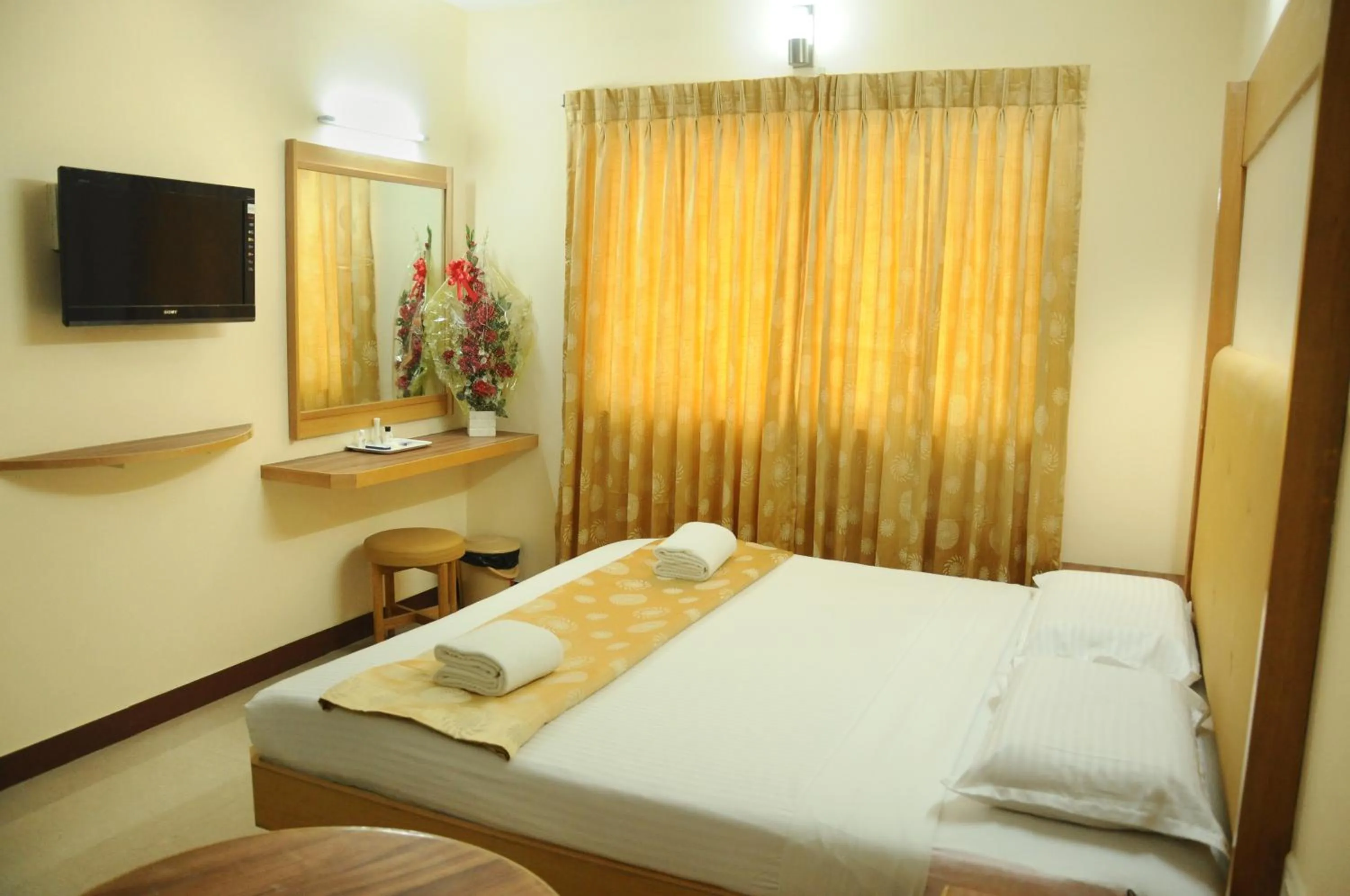 Communal lounge/ TV room, TV/Entertainment Center in Hotel Rajadhane Madurai