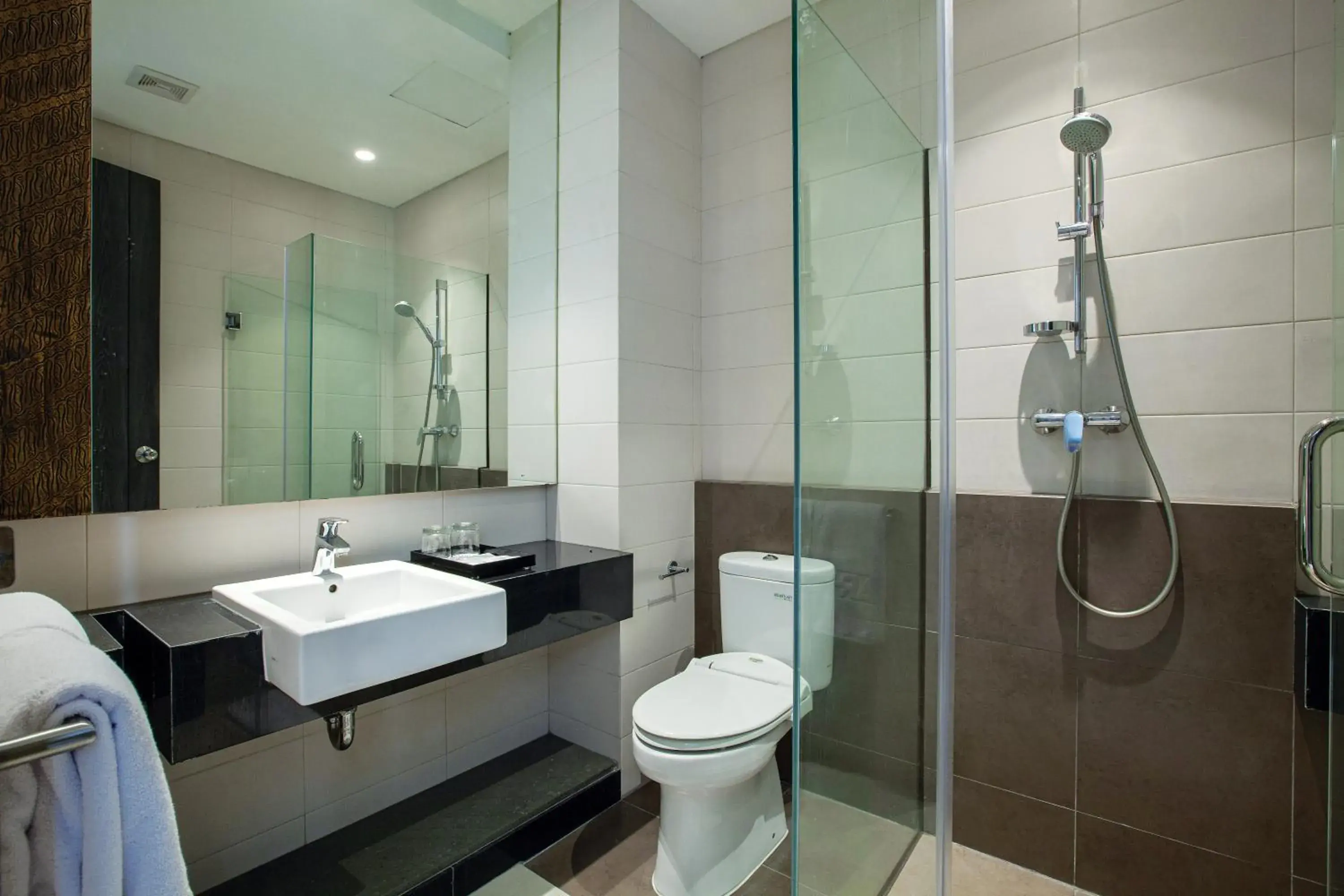 Bathroom in Miers Kuningan, ARTOTEL Curated Bathroom in Miers Kuningan, ARTOTEL Curated