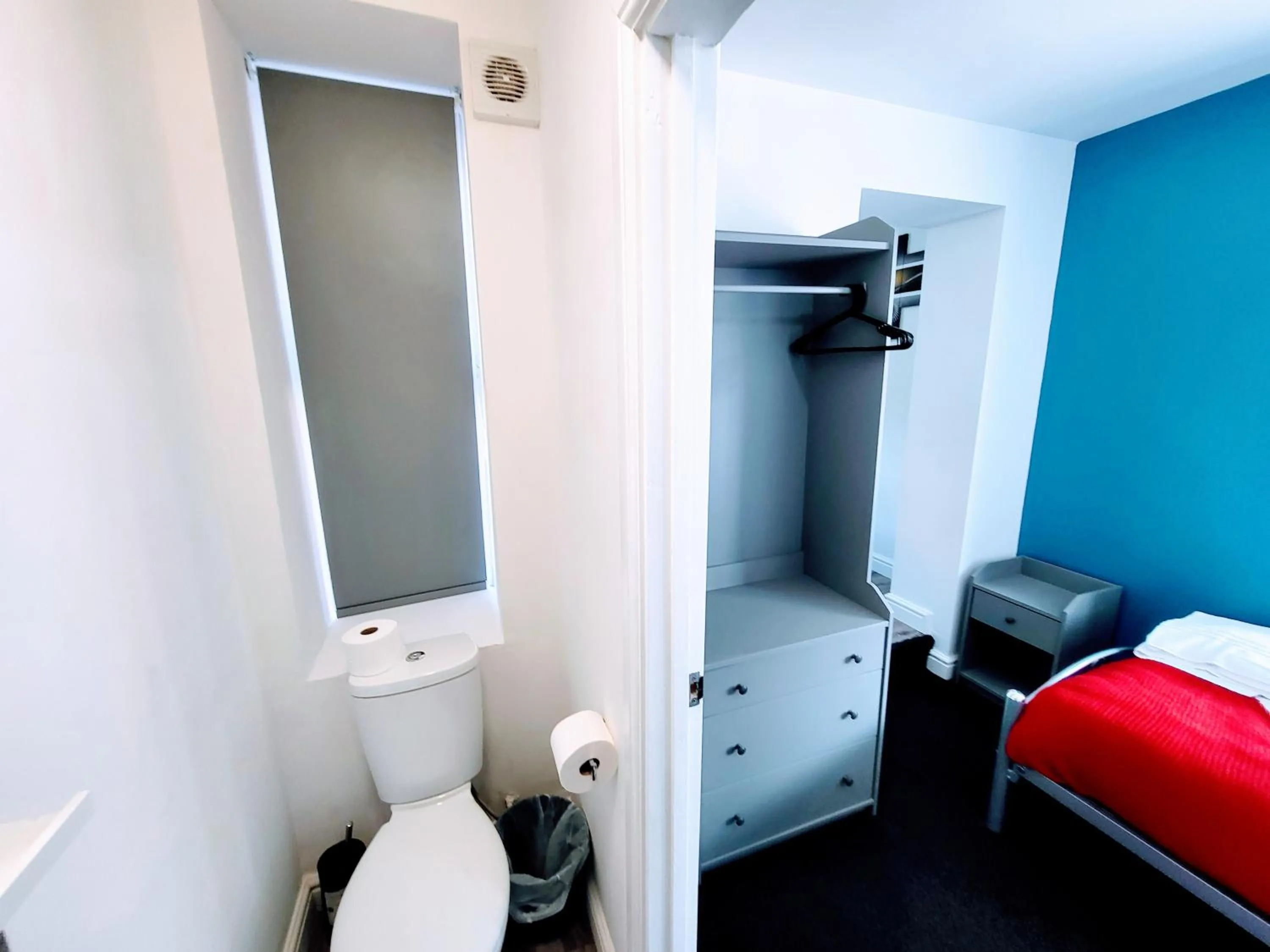 Toilet, Bed in Berridge Solo Stays - NG7