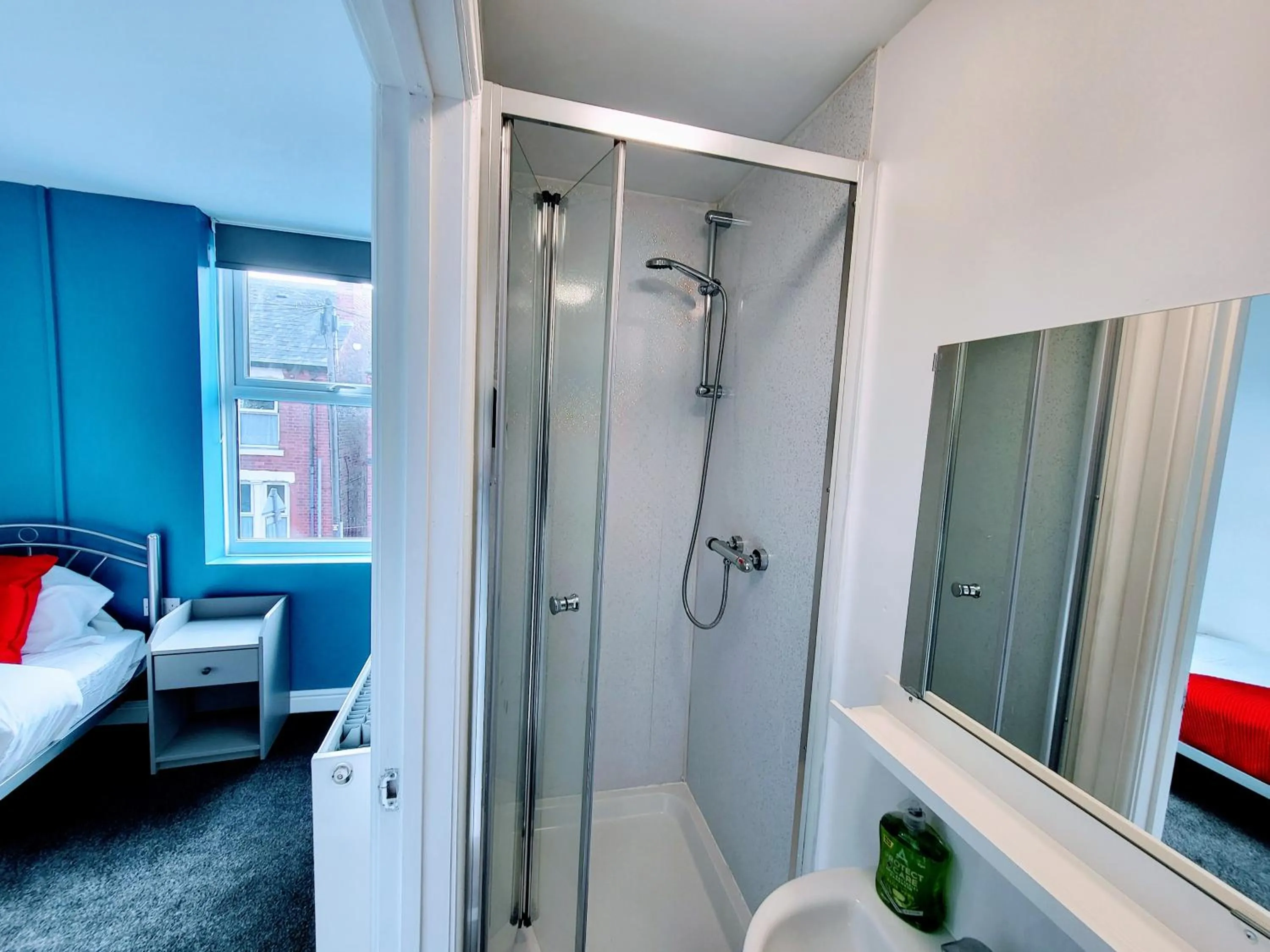 Shower, Bed in Berridge Solo Stays - NG7