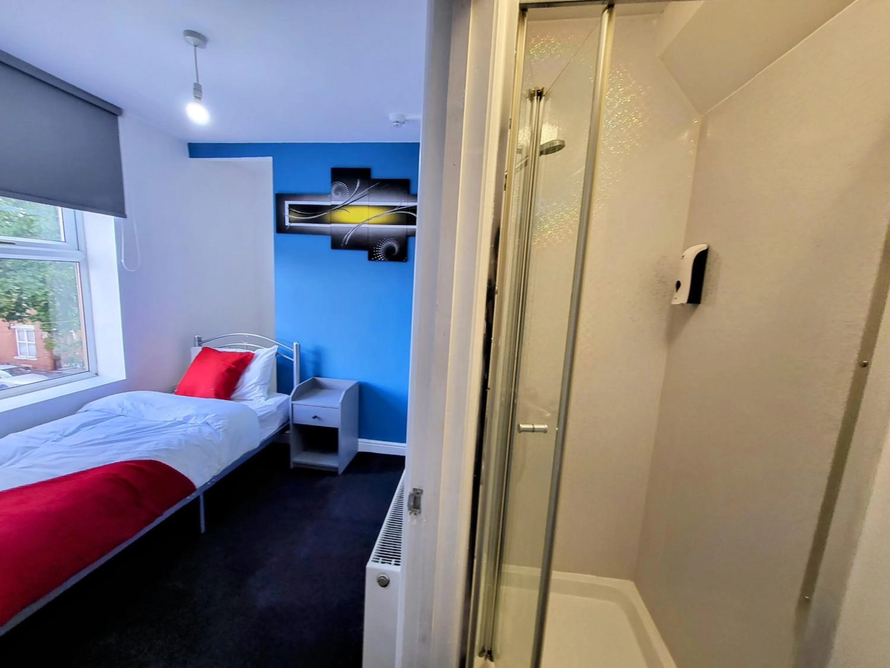 Shower, Bed in Berridge Solo Stays - NG7