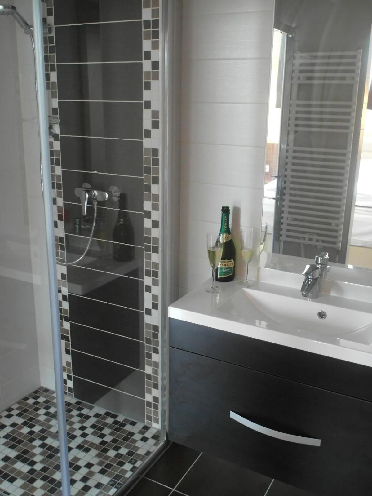 Shower in Tip-Top Apartmenthouse