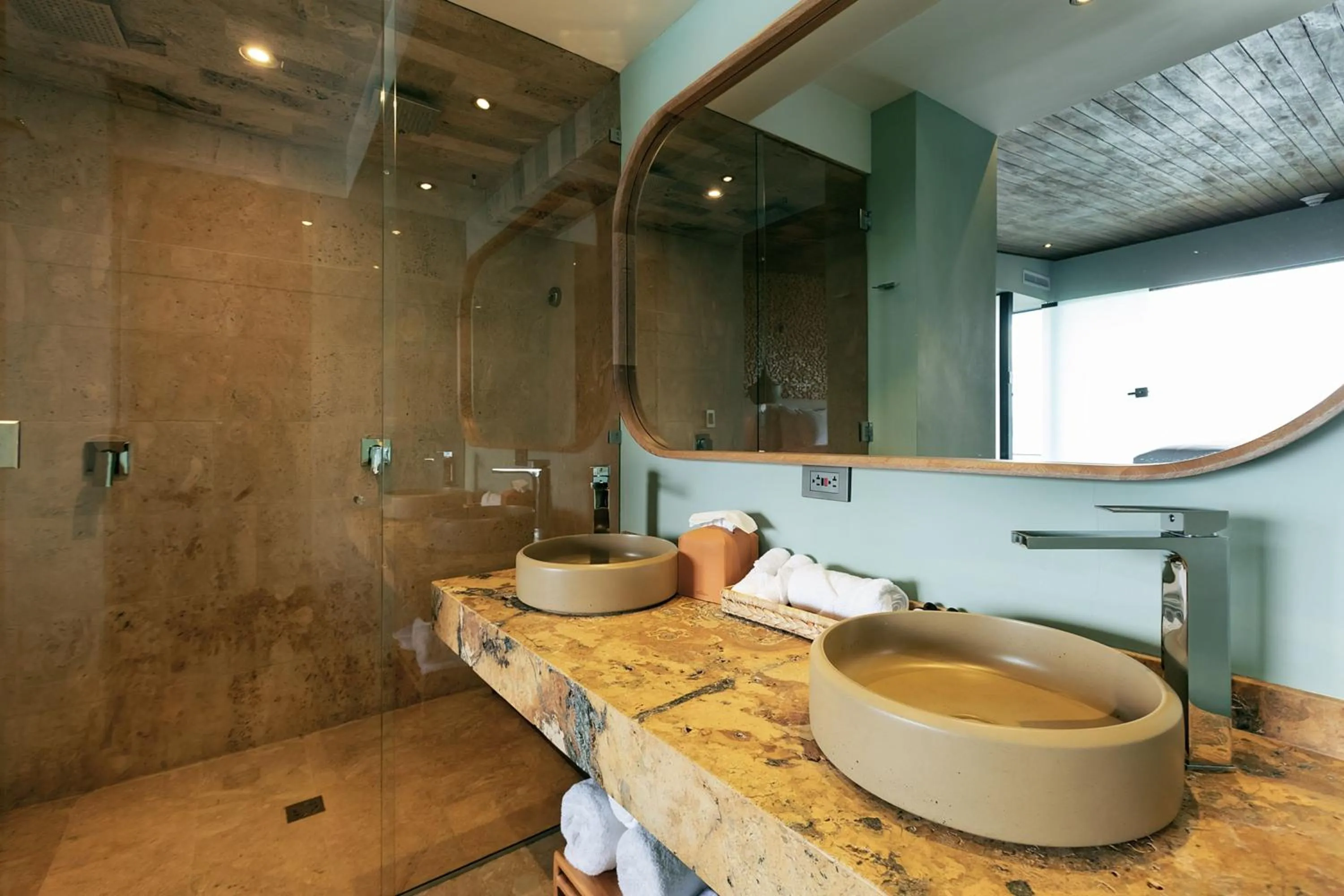 Photo of the whole room in Luxé by The Charlee