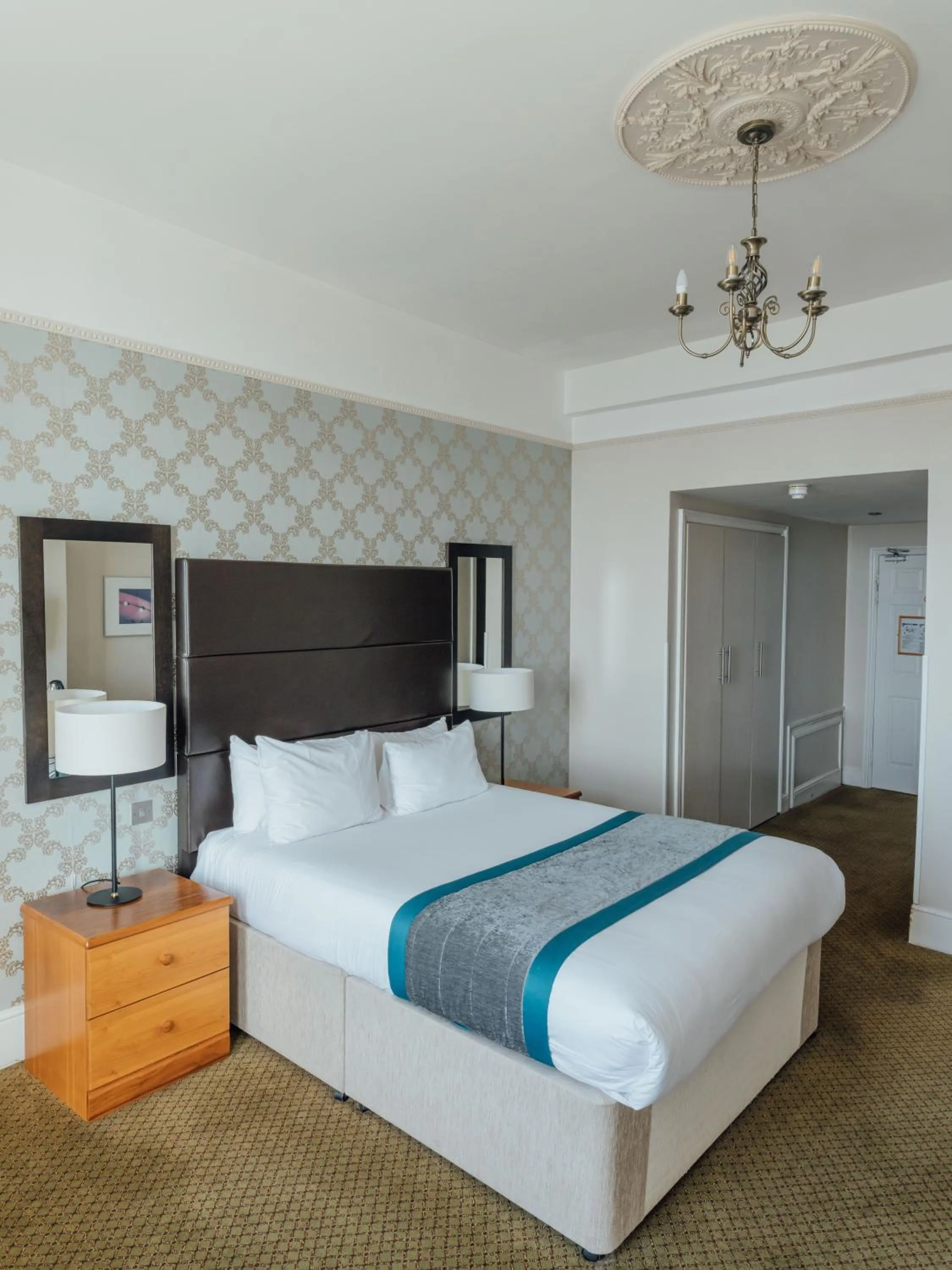 Bedroom, Bed in Queens Hotel & Spa