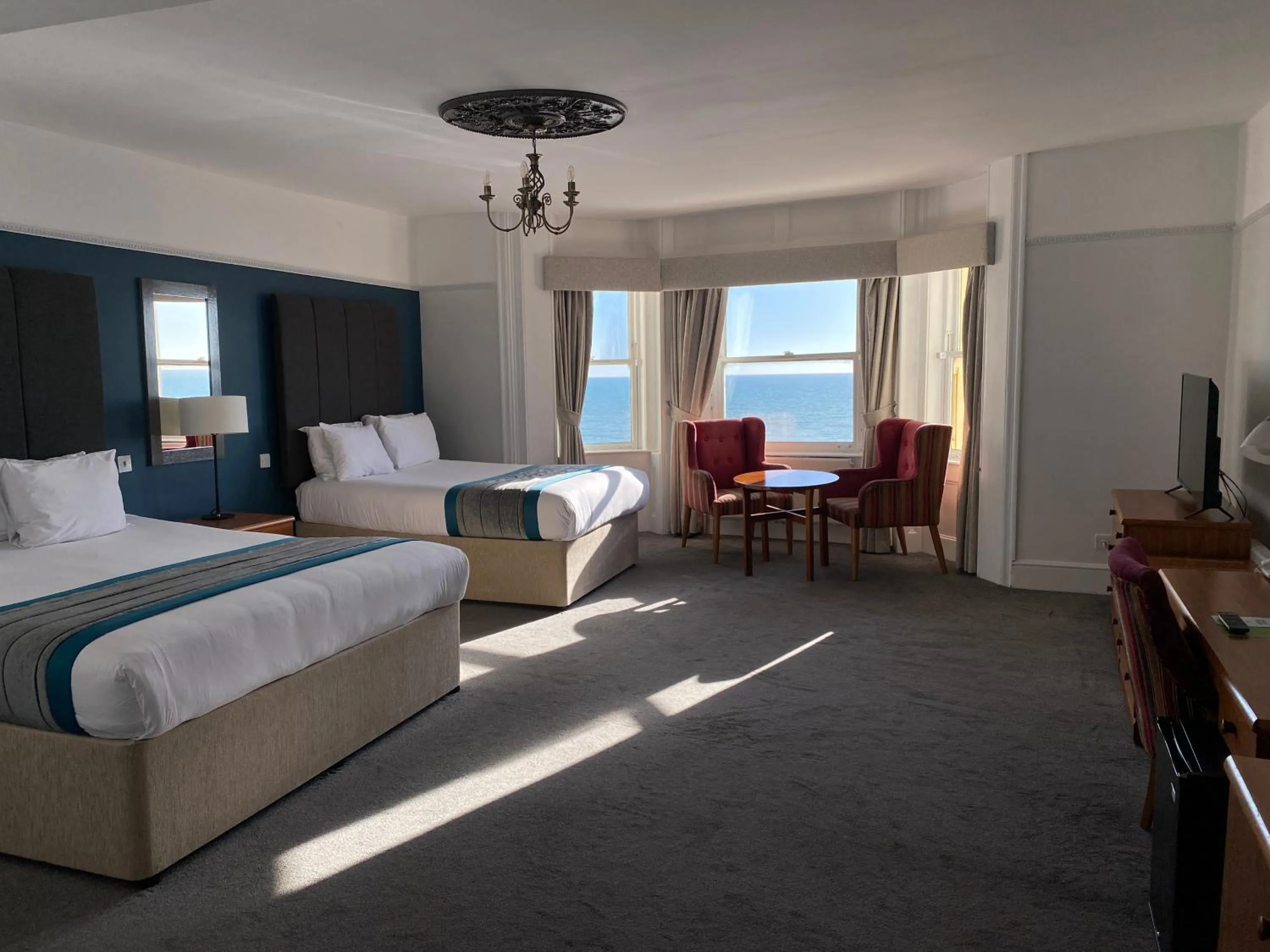 Bedroom, Bed in Queens Hotel & Spa