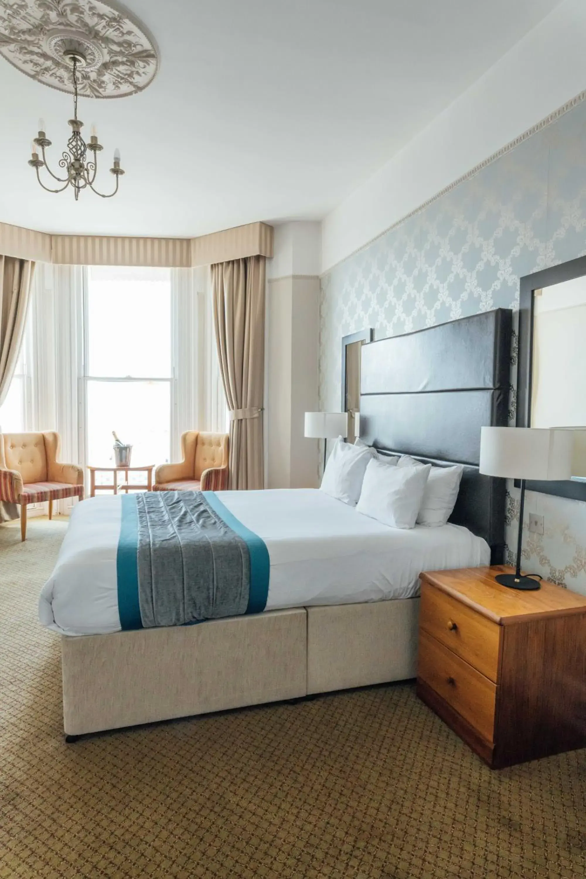 Seating area, Bed in Queens Hotel & Spa Seating area, Bed in Queens Hotel & Spa