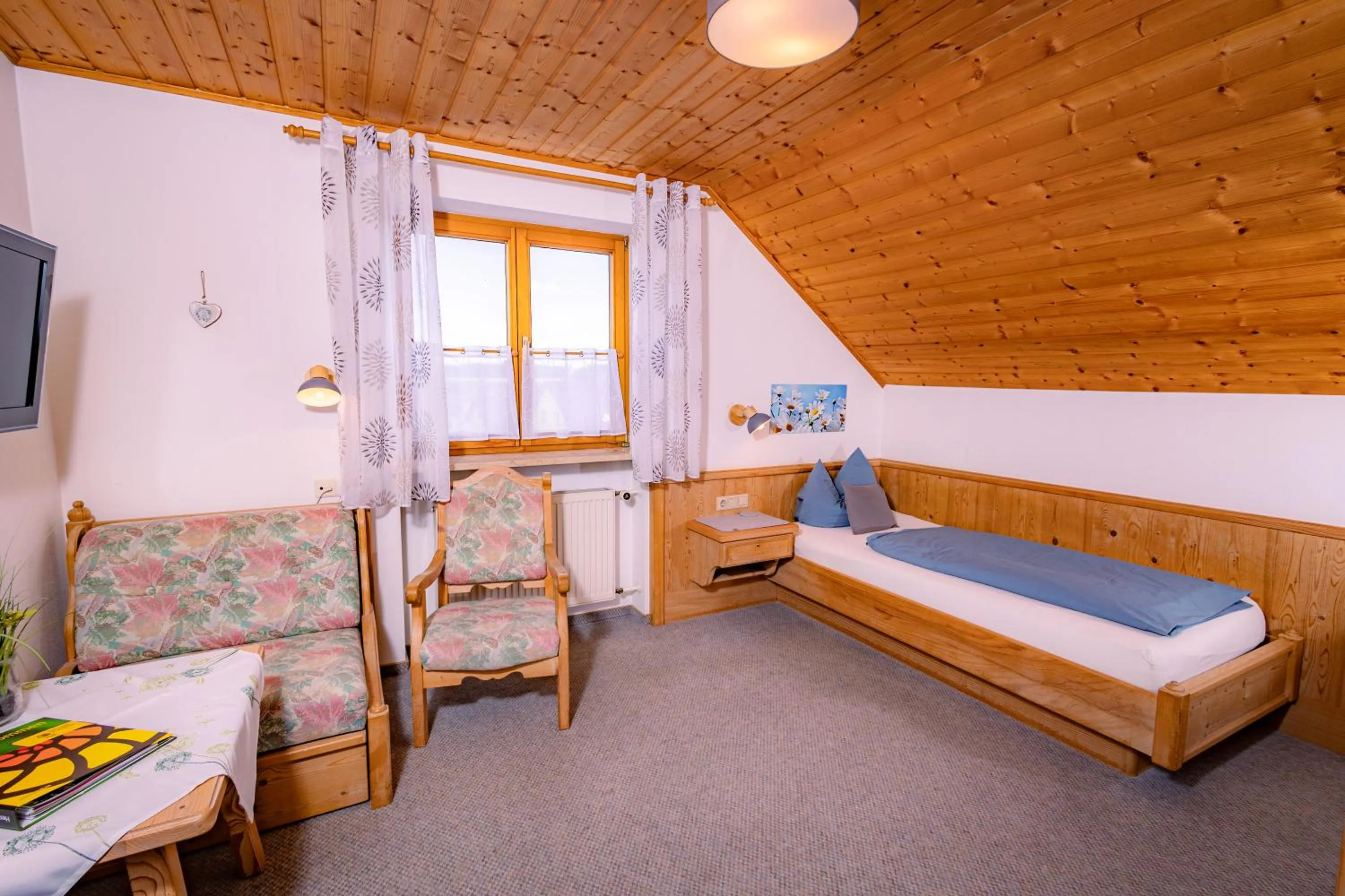 Bed in Gasthof Schneiderwirt, Kipfenberg OT Hirnstetten