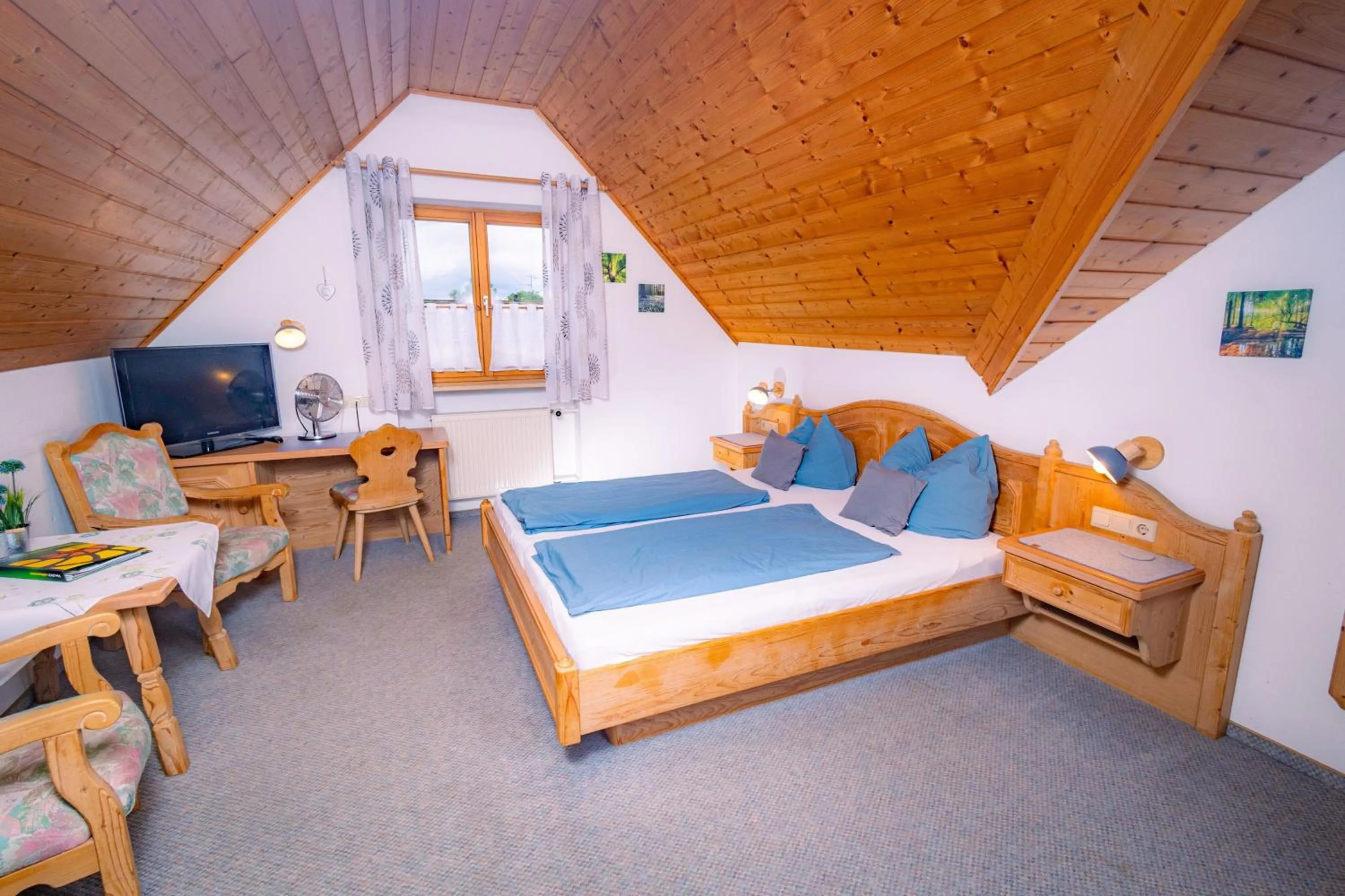 Photo of the whole room, Bed in Gasthof Schneiderwirt, Kipfenberg OT Hirnstetten