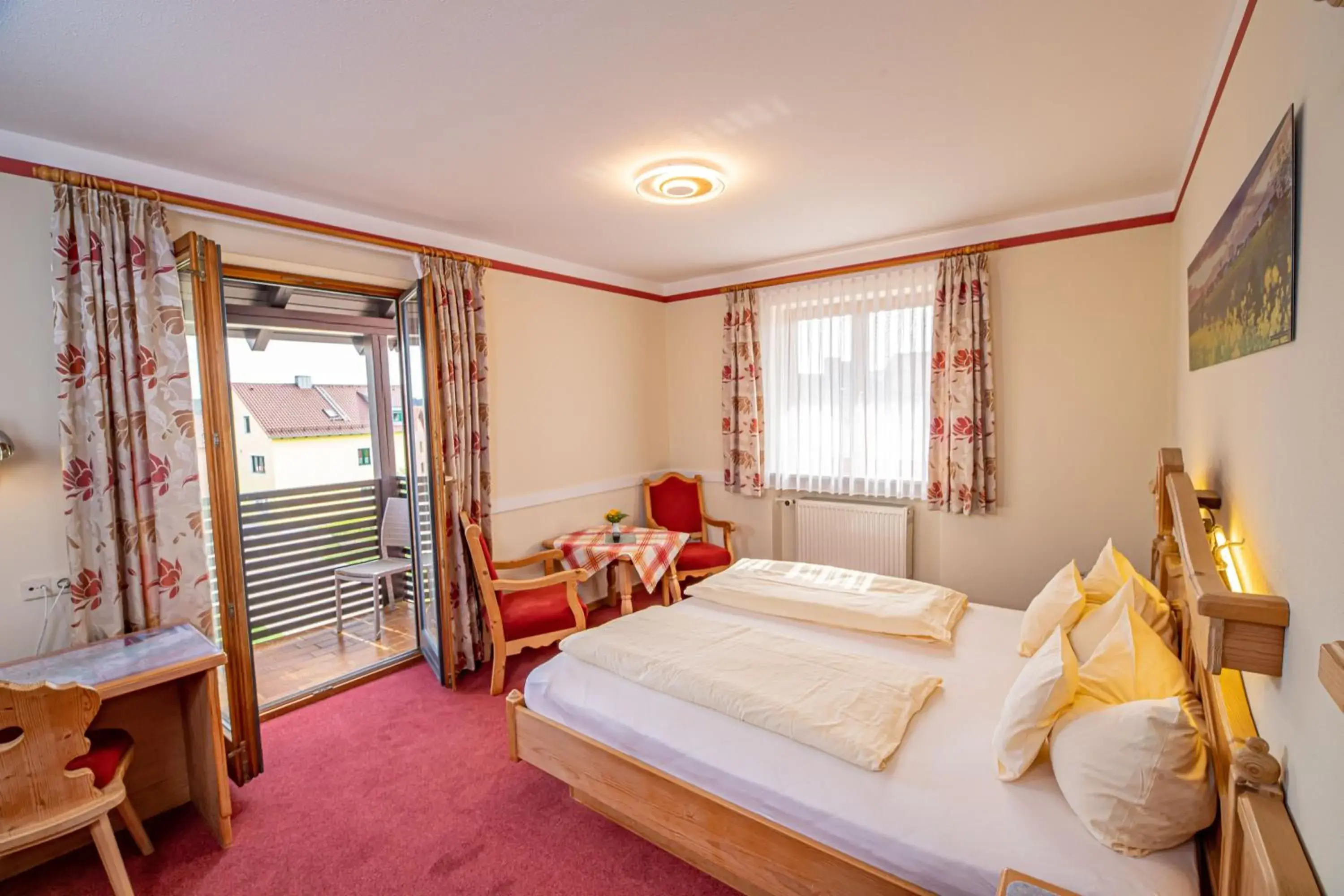 Deluxe Double Room with Balcony in Gasthof Schneiderwirt, Kipfenberg OT Hirnstetten Deluxe Double Room with Balcony in Gasthof Schneiderwirt, Kipfenberg OT Hirnstetten