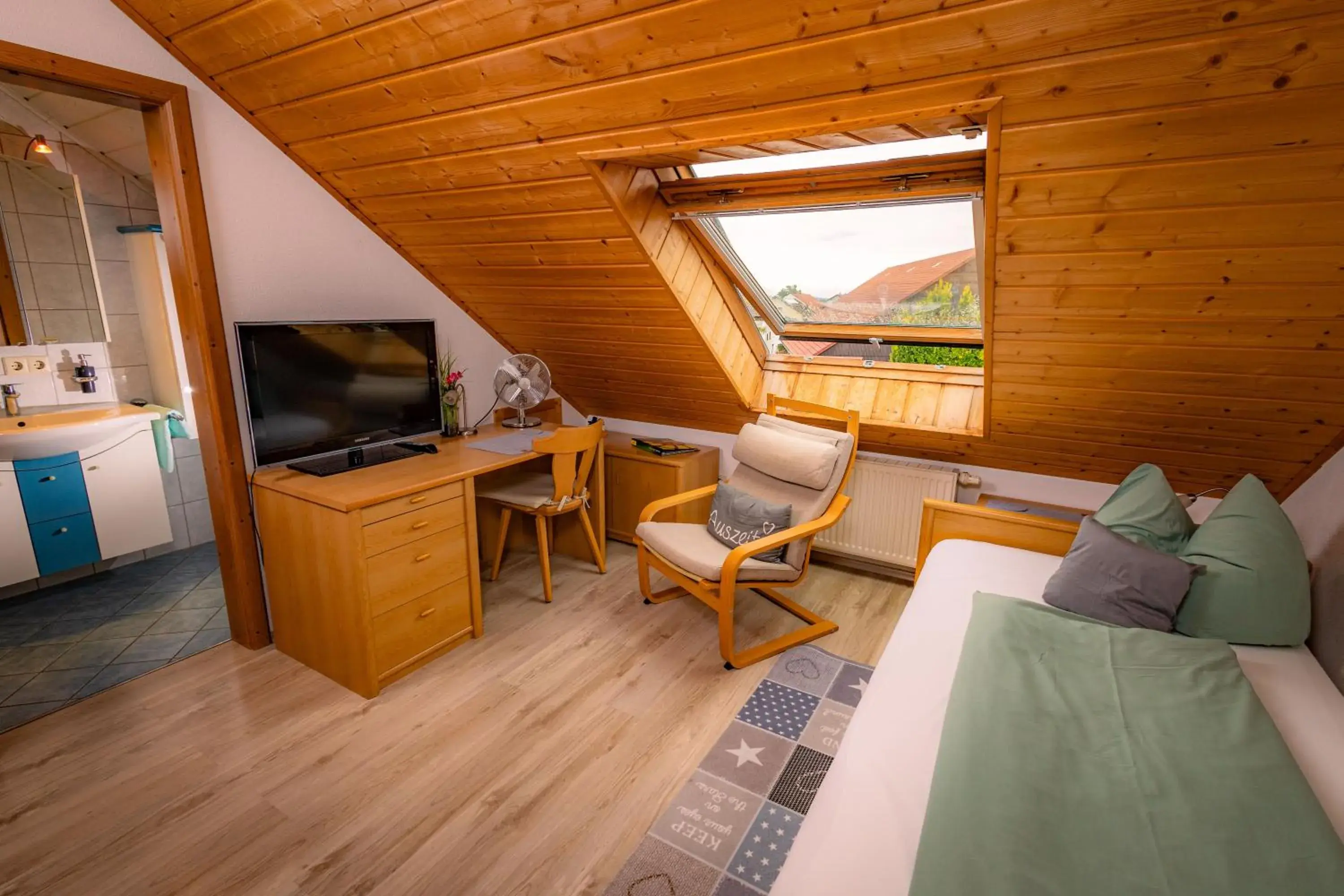 Single Room with Shower in Gasthof Schneiderwirt, Kipfenberg OT Hirnstetten Single Room with Shower in Gasthof Schneiderwirt, Kipfenberg OT Hirnstetten