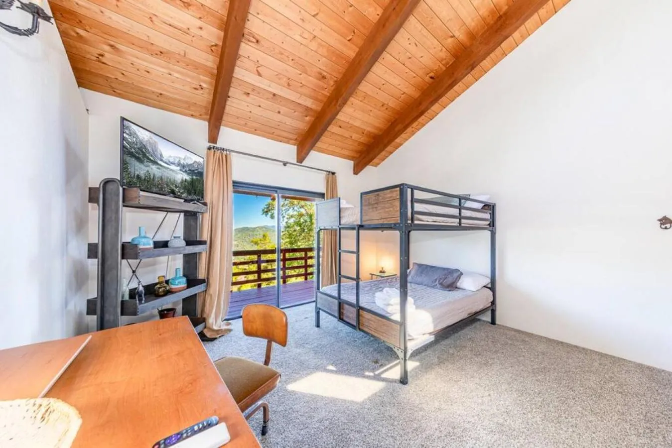 Bed in Yosemite Cowboy Cabin