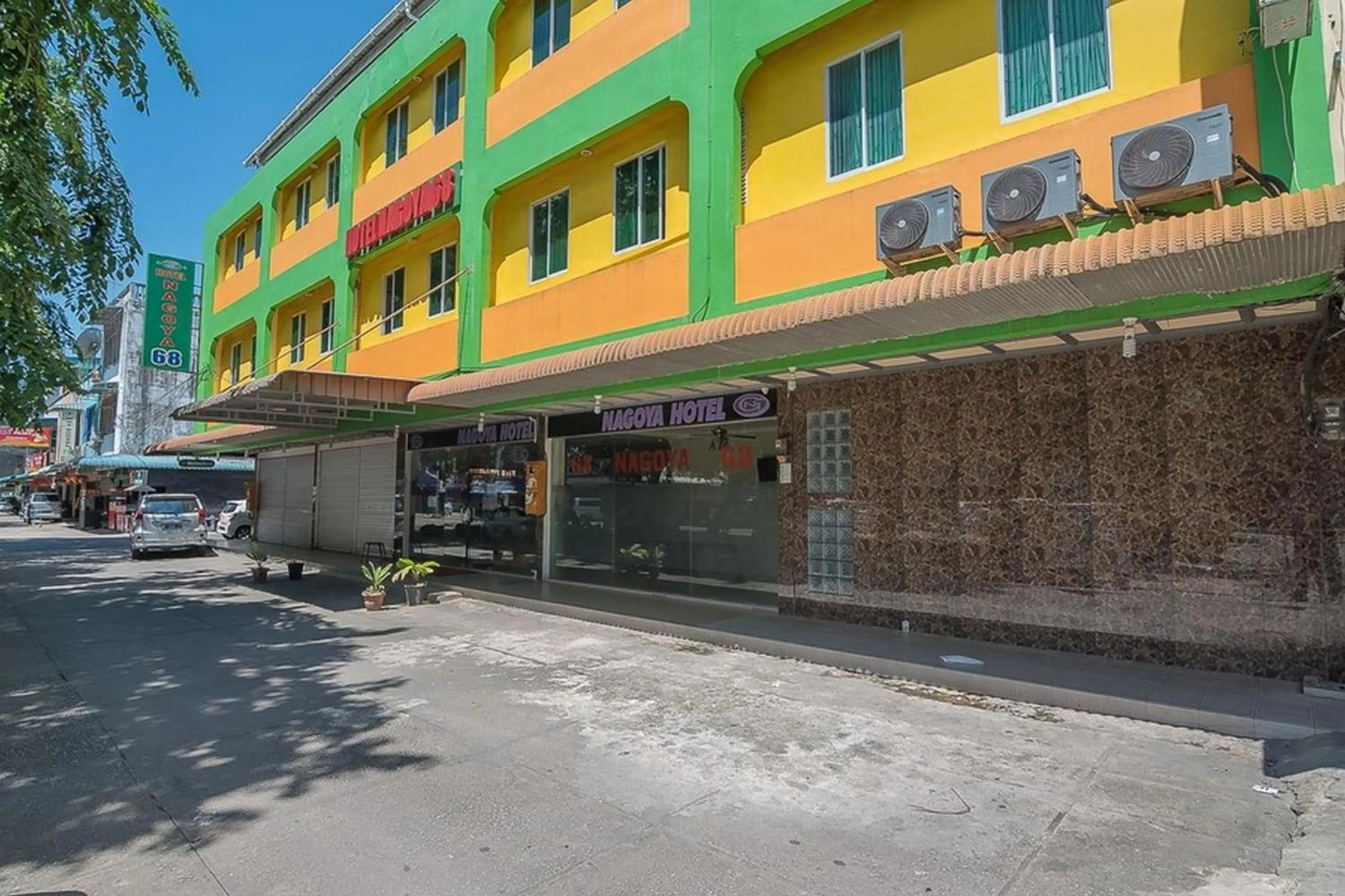 Facade/entrance in RedDoorz near Nagoya Citywalk Batam 2