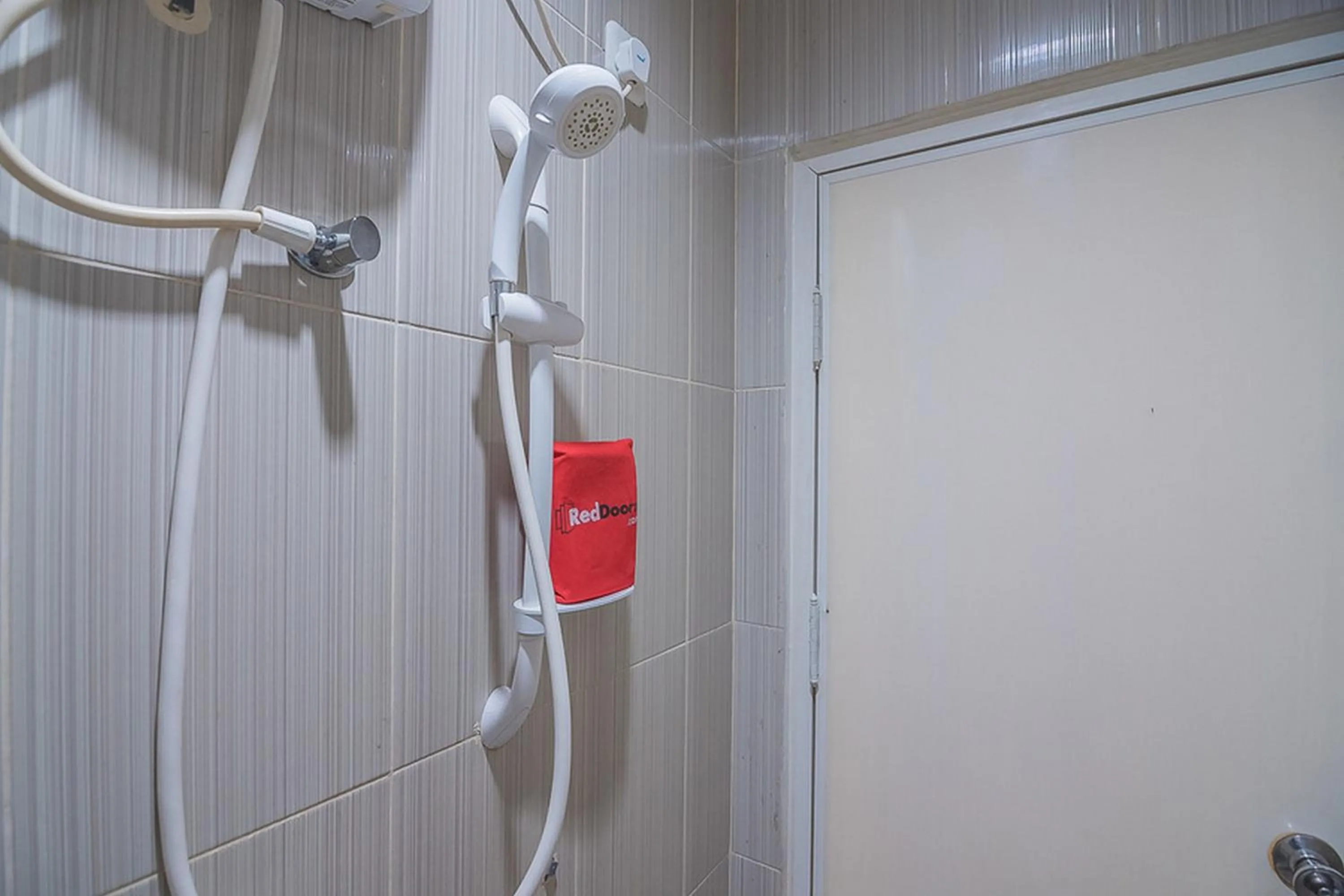 Bathroom in RedDoorz near Nagoya Citywalk Batam 2