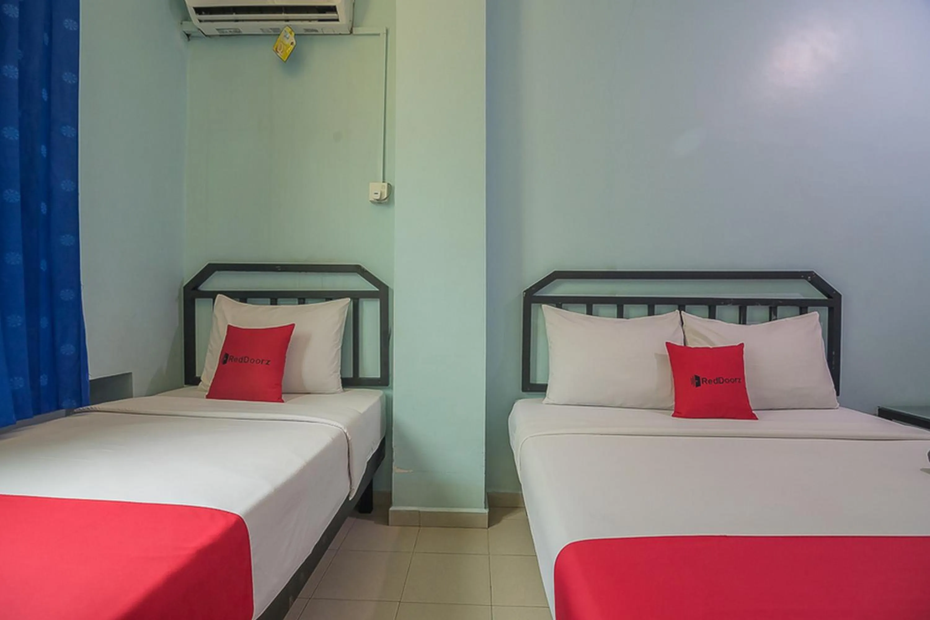 Bedroom, Bed in RedDoorz near Nagoya Citywalk Batam 2
