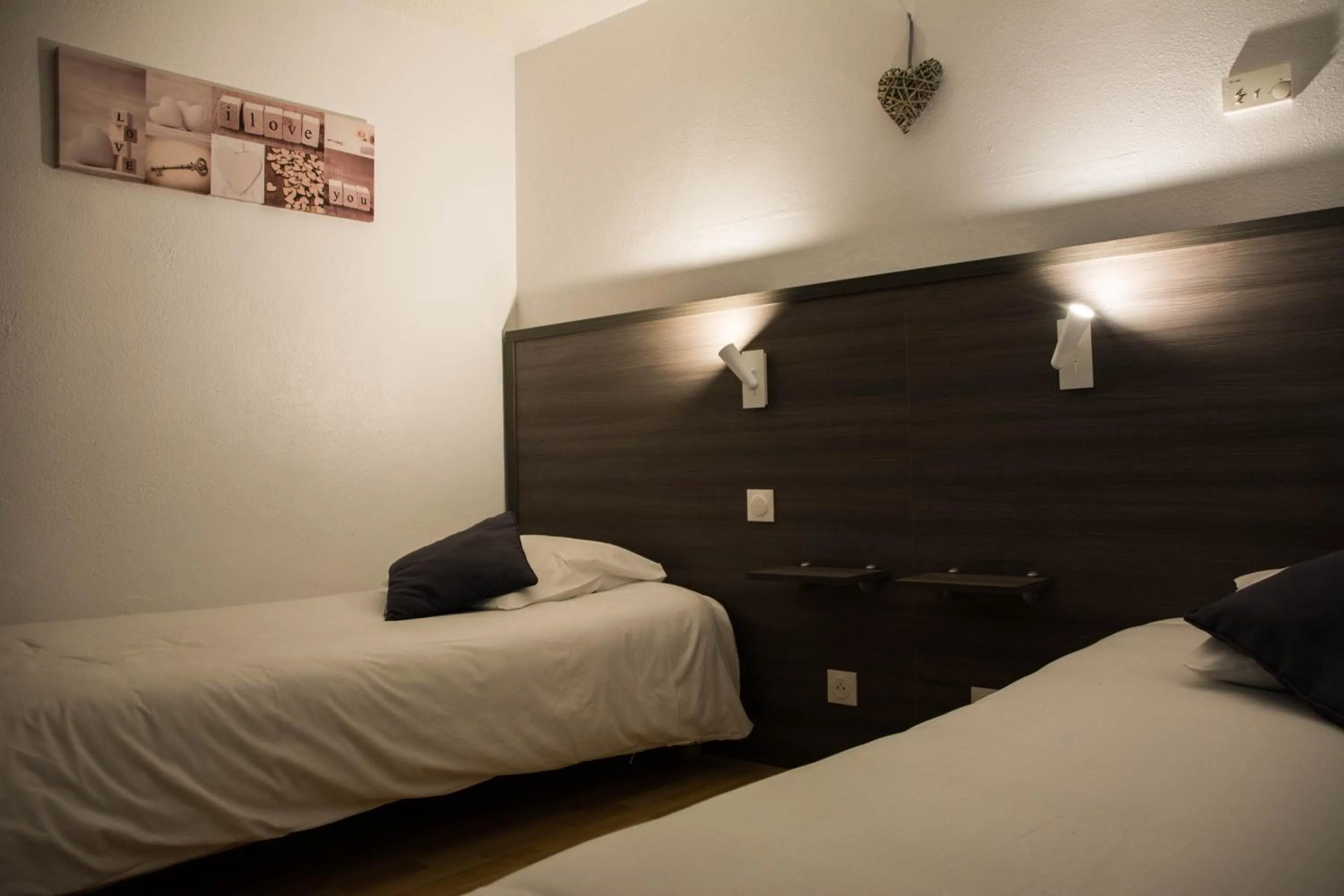Twin Room in Hôtel Althea - Piscine et Sauna
