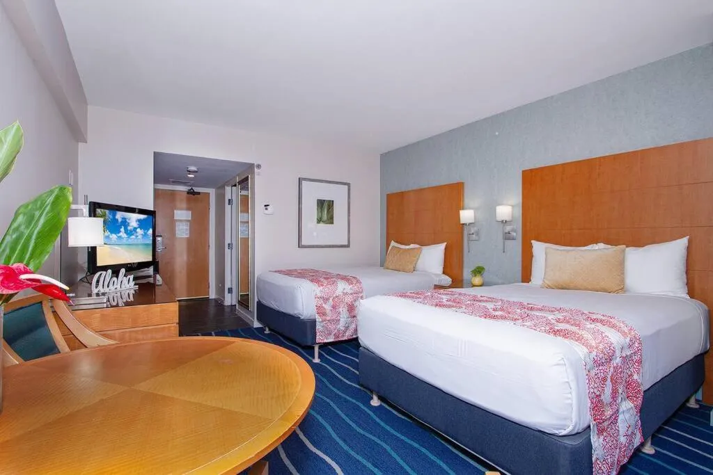 Bed in Ocean views Walk to beach Waikiki and mall 1223