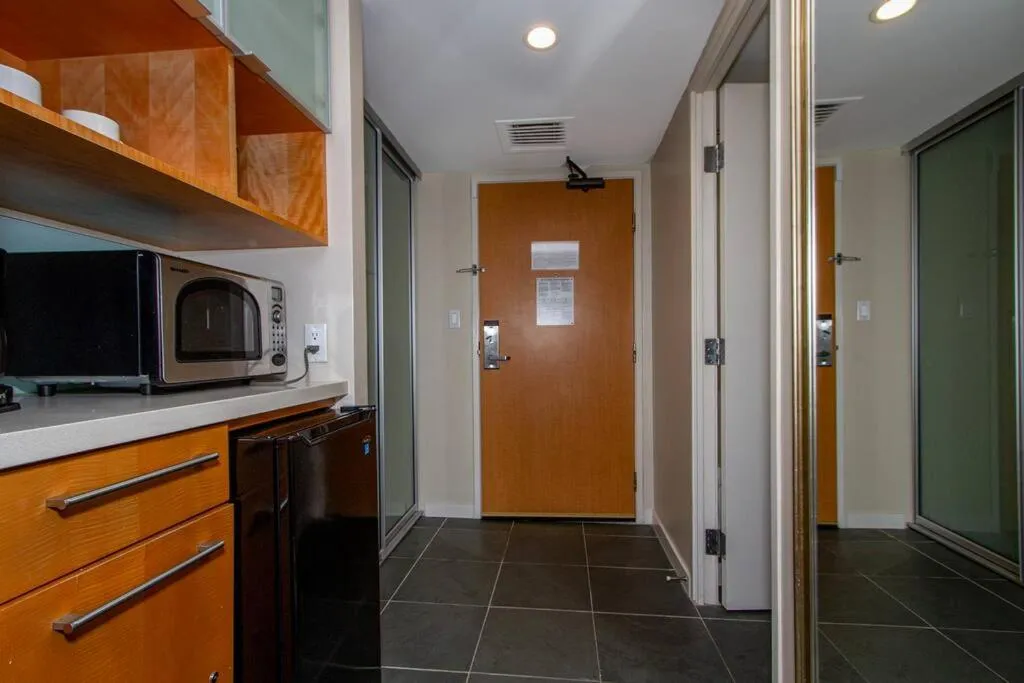 Ocean views Walk to beach Waikiki and mall 1223