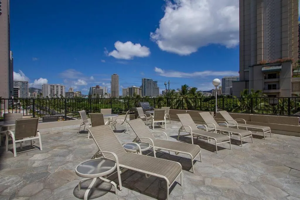 Modern studio Across From Hilton lagoon beach PW920