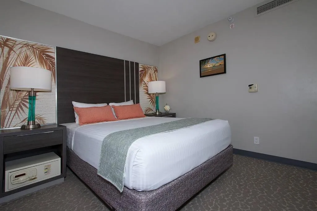 Bed in Modern studio Across From Hilton lagoon beach PW920