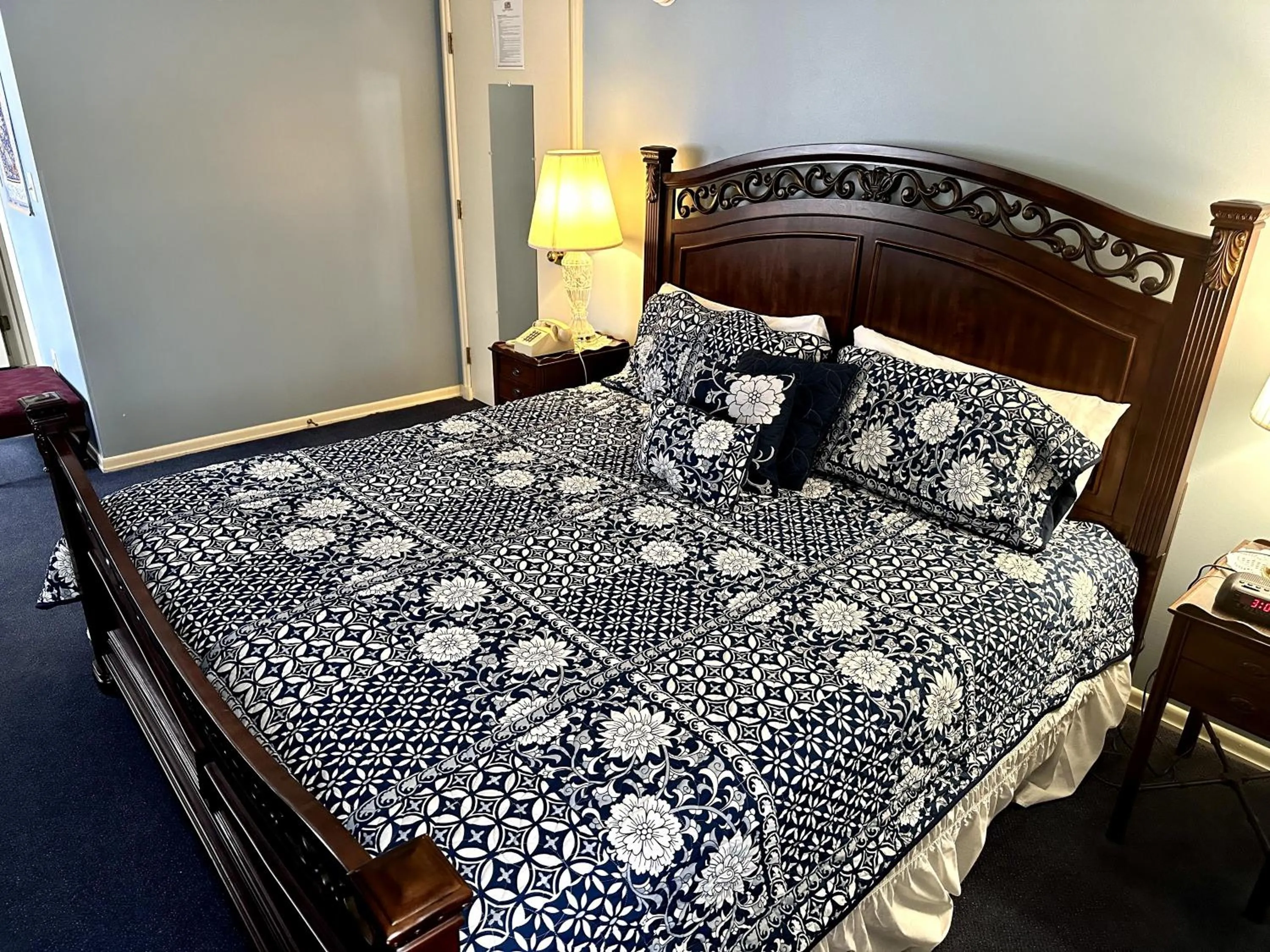 Bed in Montague Inn Bed & Breakfast