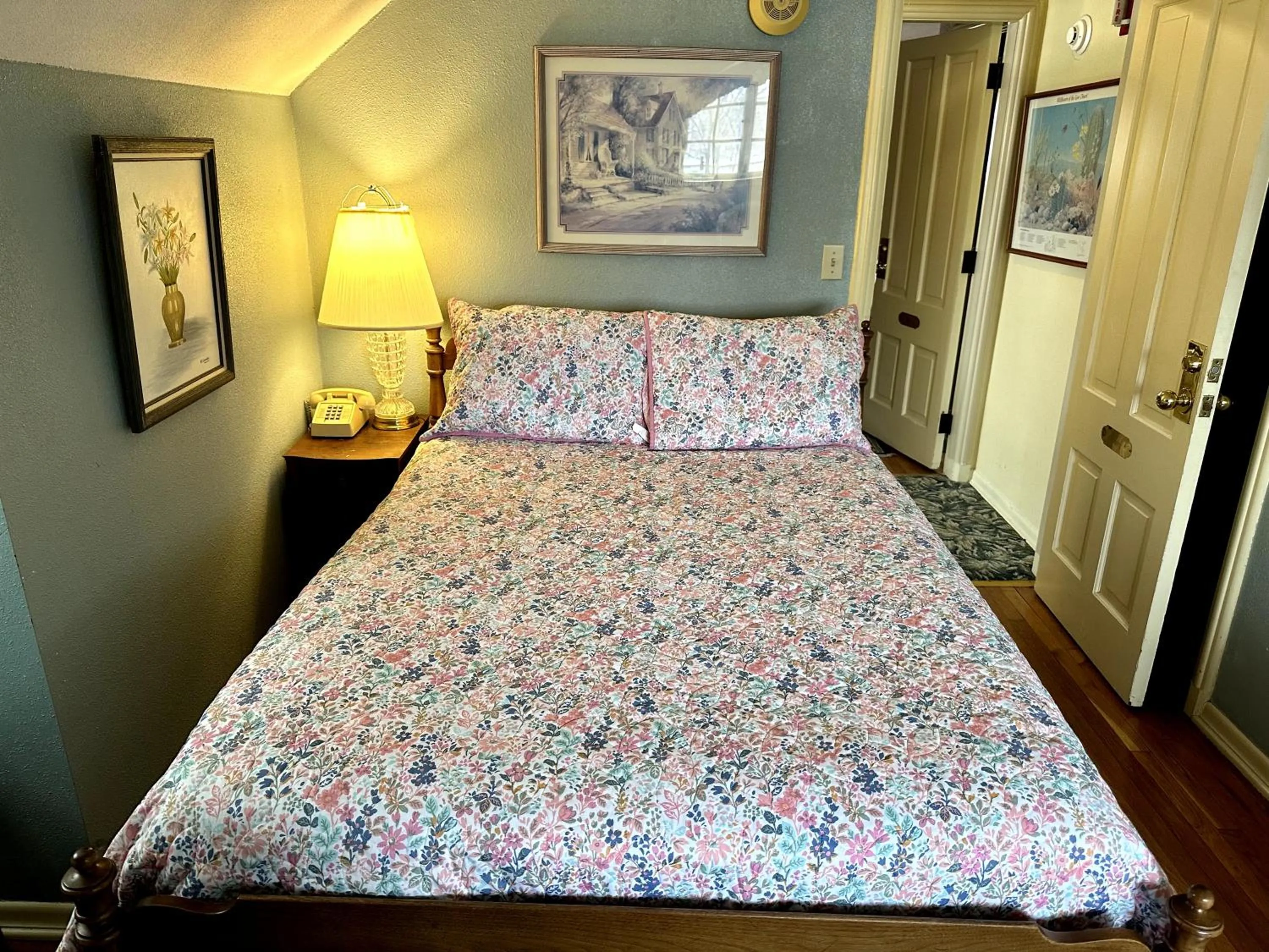 Bed in Montague Inn Bed & Breakfast